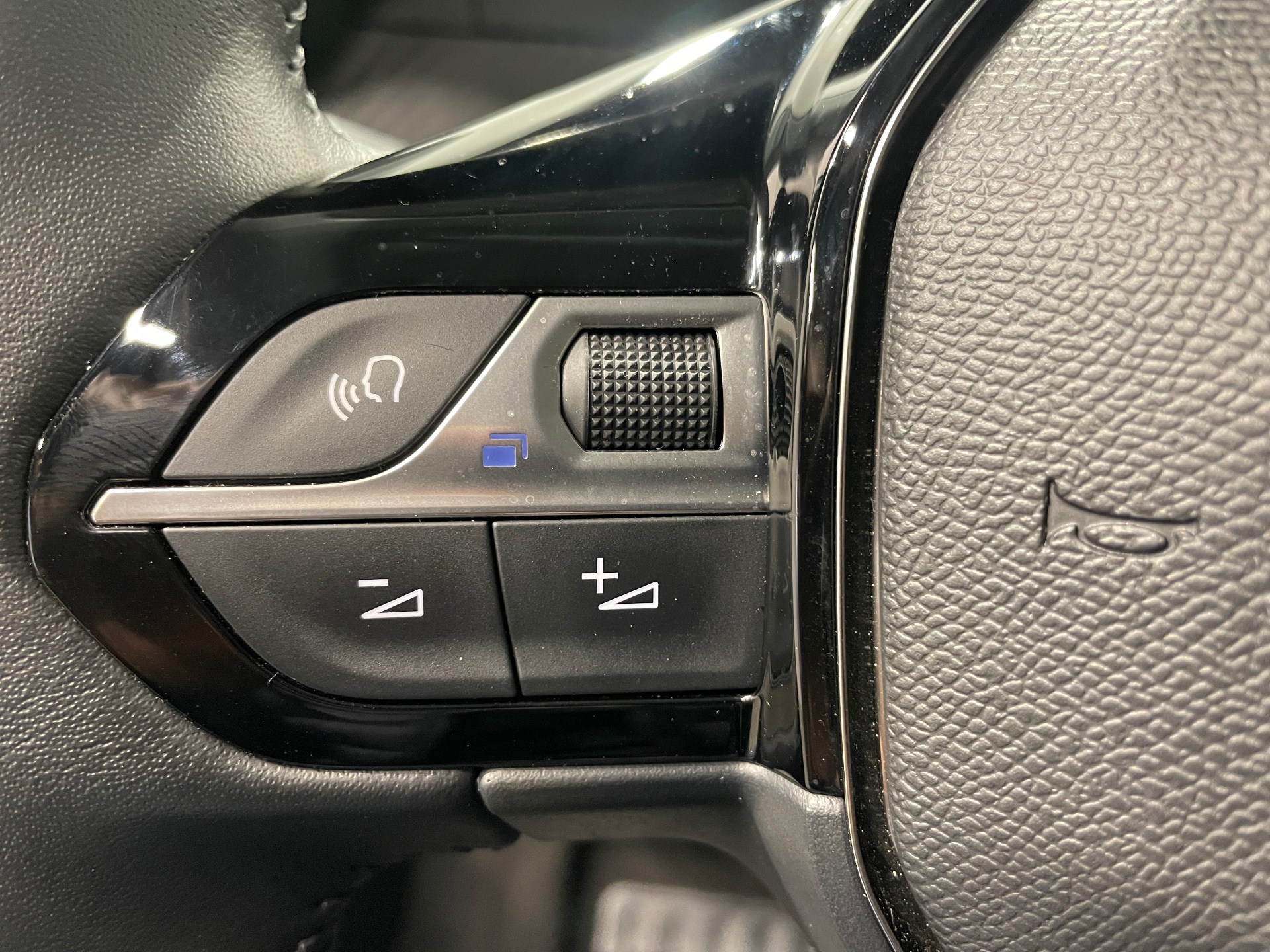 Photo 18 du véhicule PEUGEOT 208