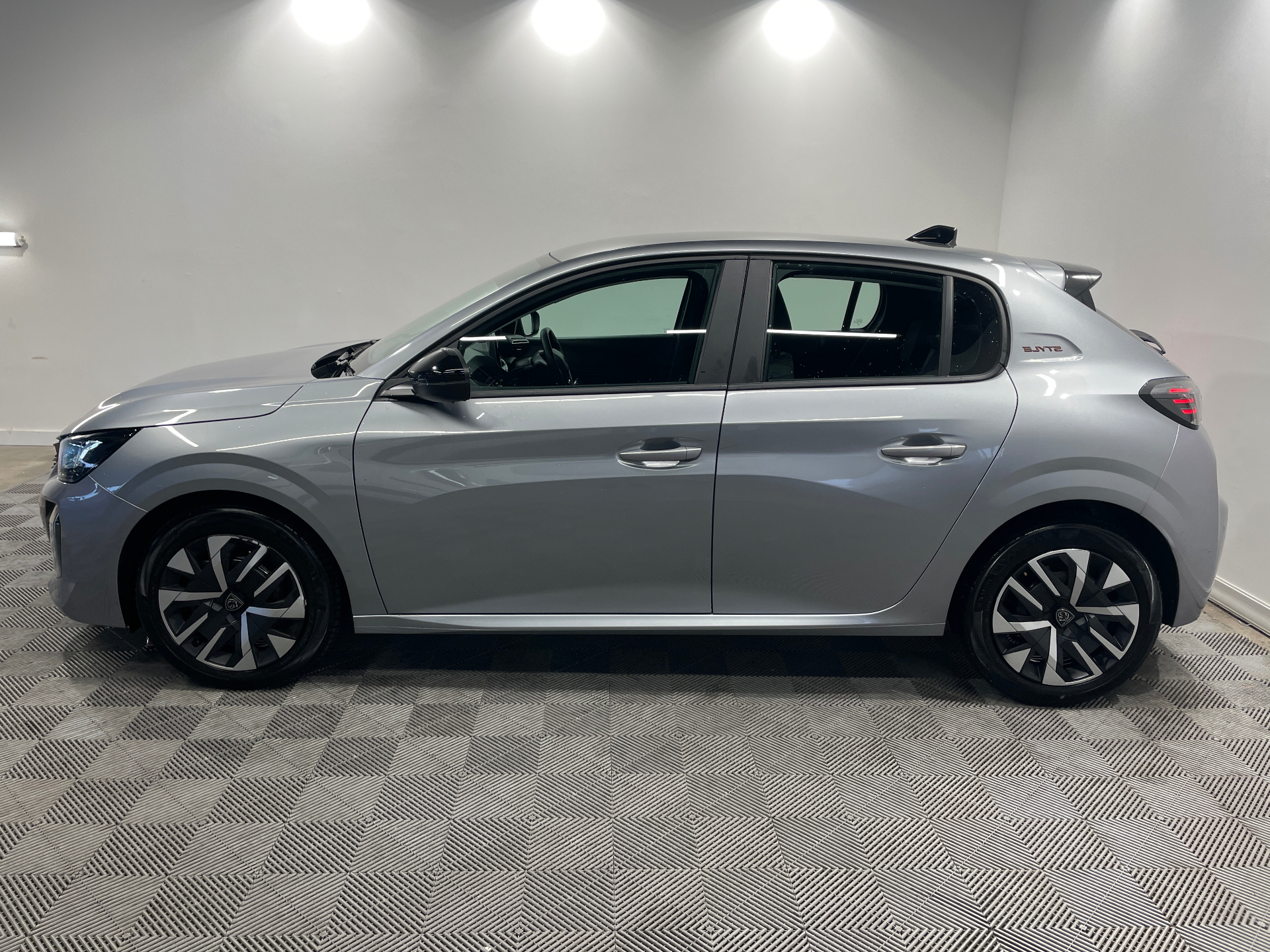 Photo 4 du véhicule PEUGEOT 208