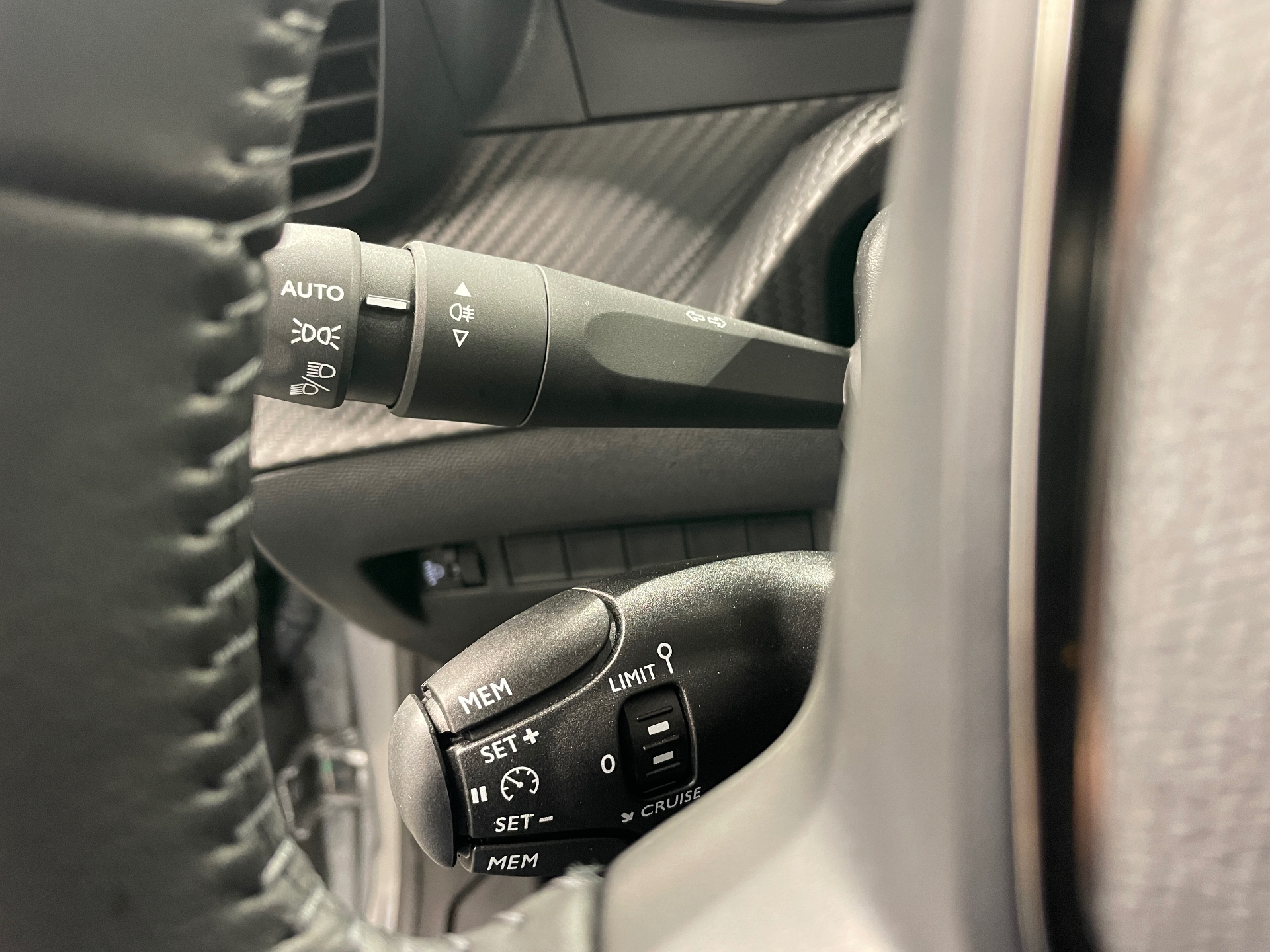 Photo 21 du véhicule PEUGEOT 208