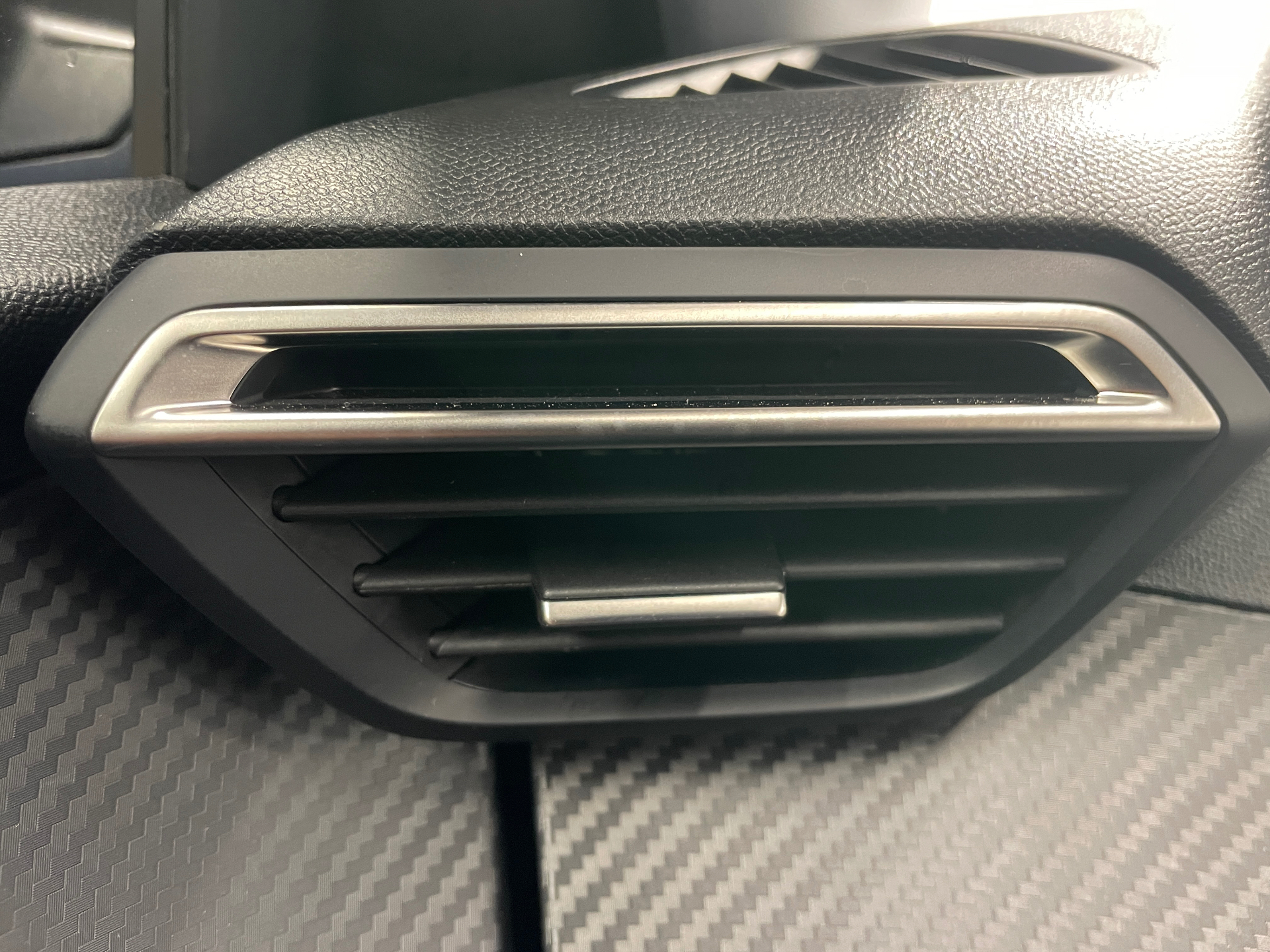 Photo 44 du véhicule PEUGEOT 208