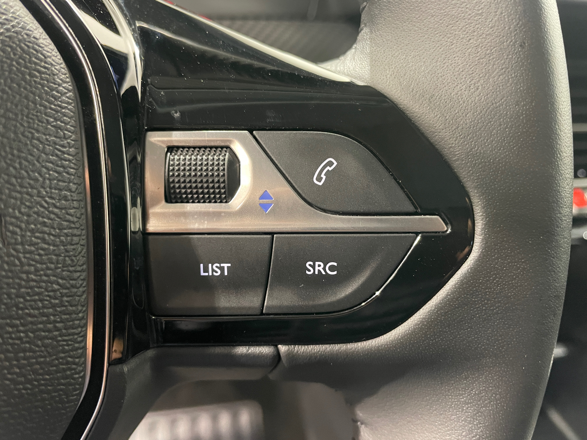 Photo 17 du véhicule PEUGEOT 208