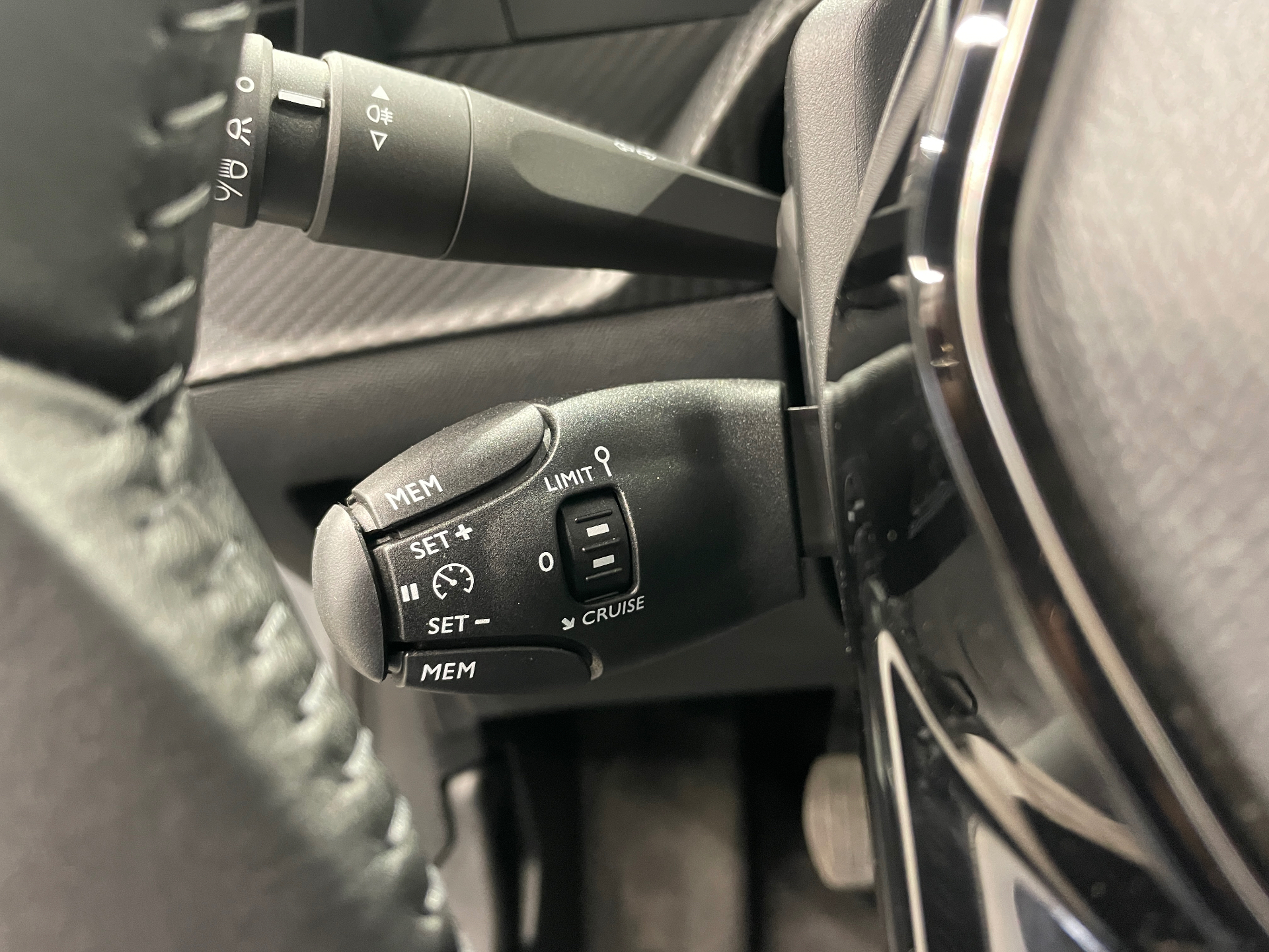 Photo 19 du véhicule PEUGEOT 208