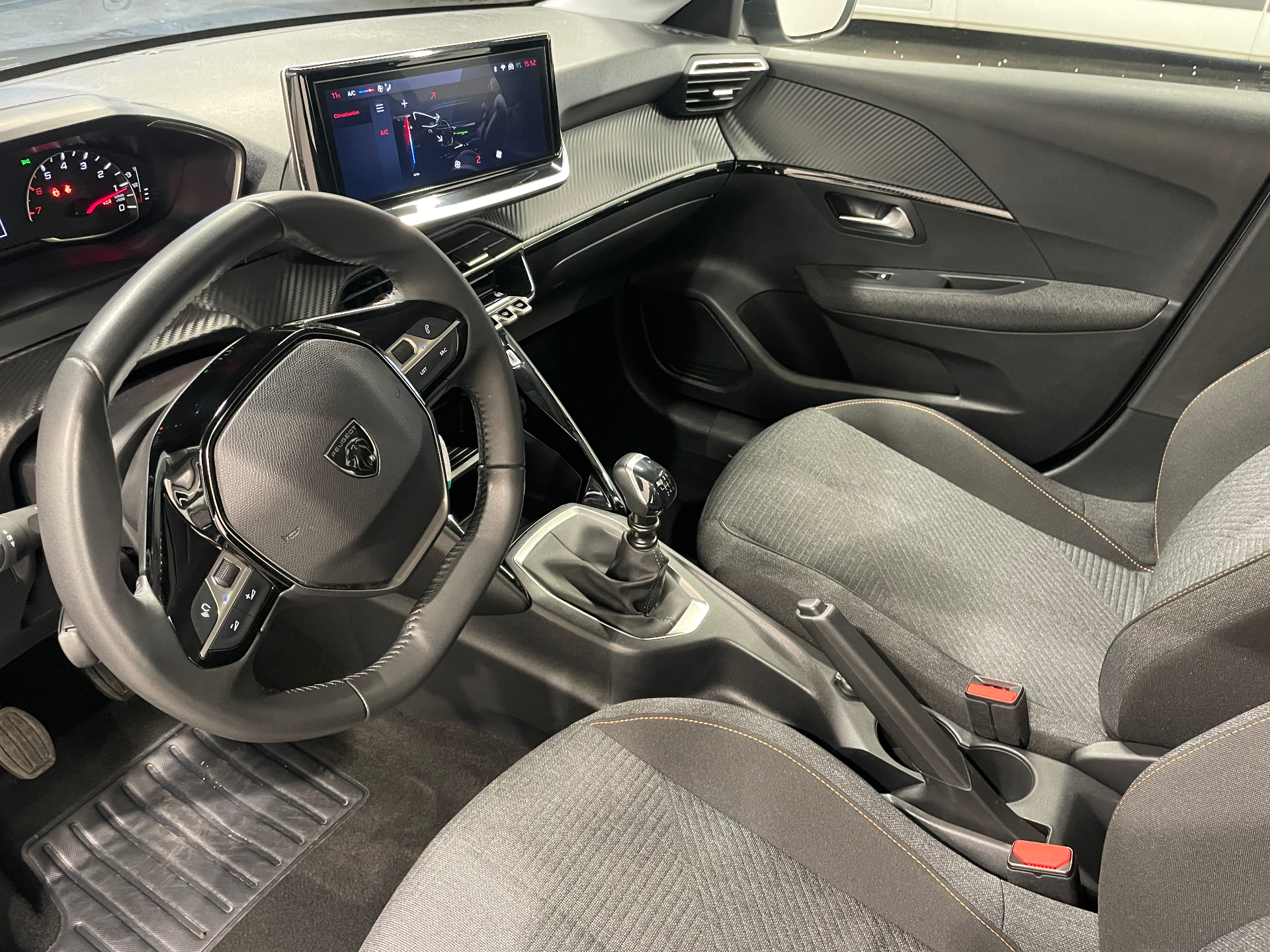 Photo 40 du véhicule PEUGEOT 208