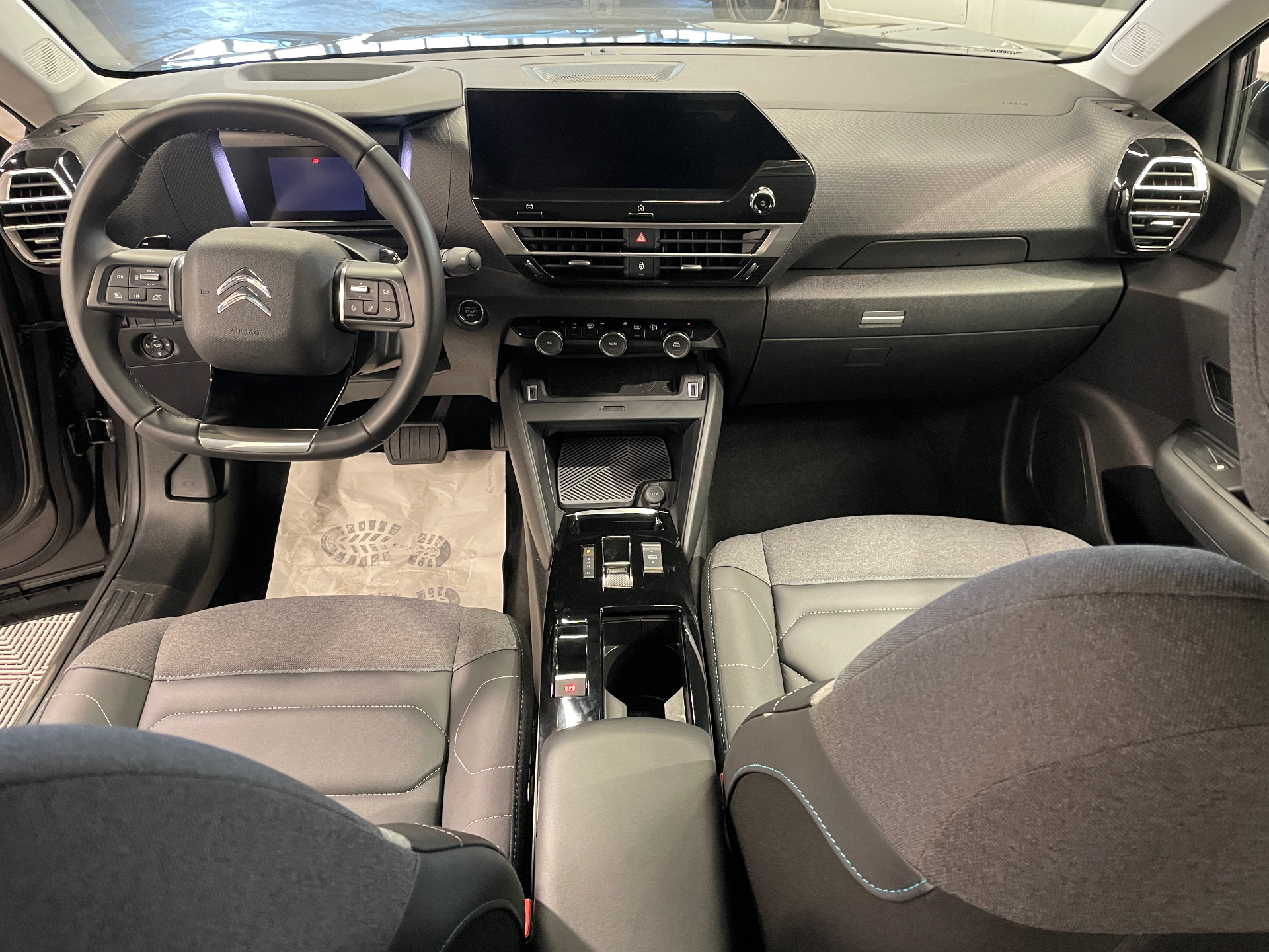 Photo 17 du véhicule CITROEN C4