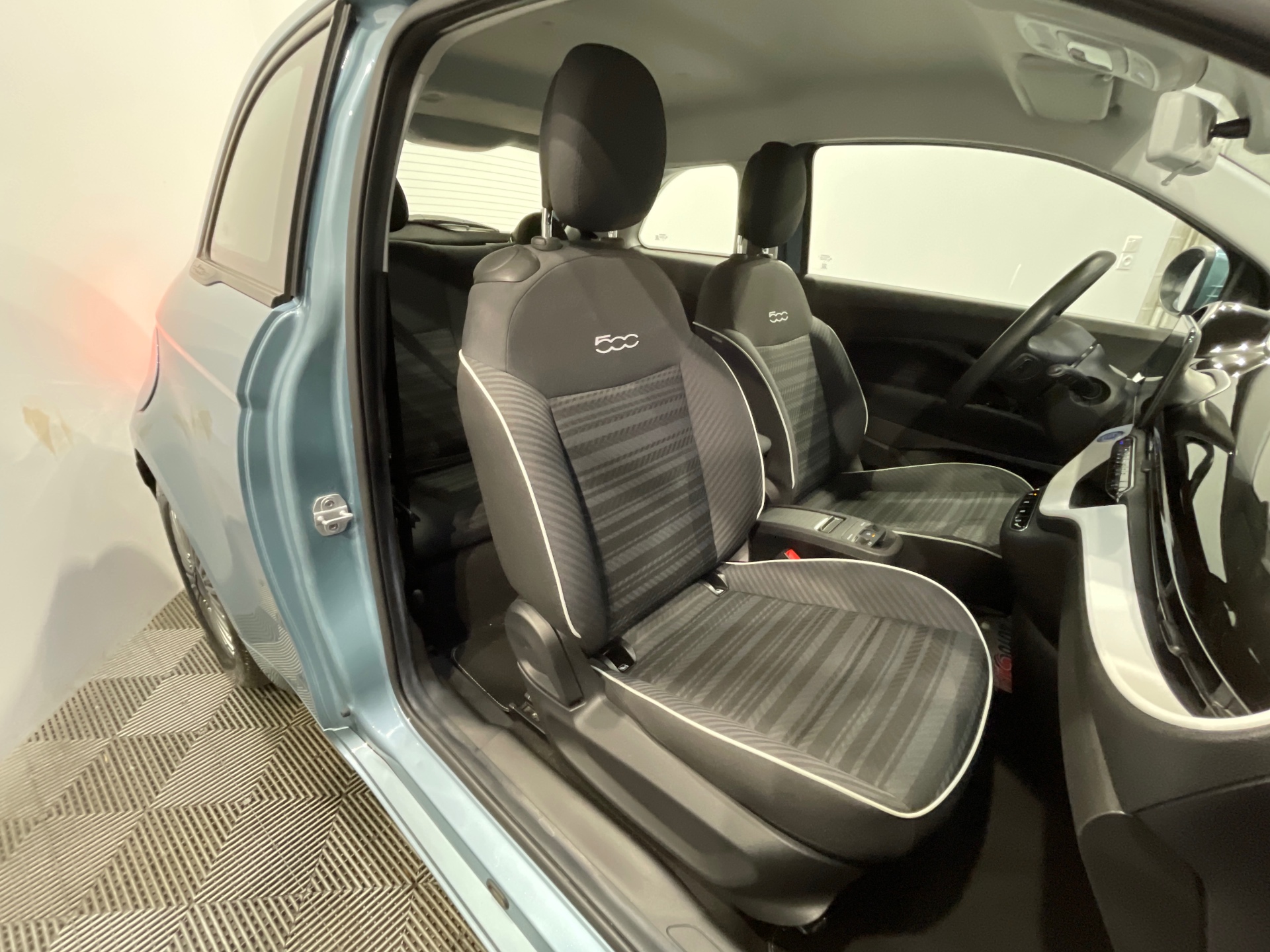 Photo 35 du véhicule FIAT 500e BERLINE