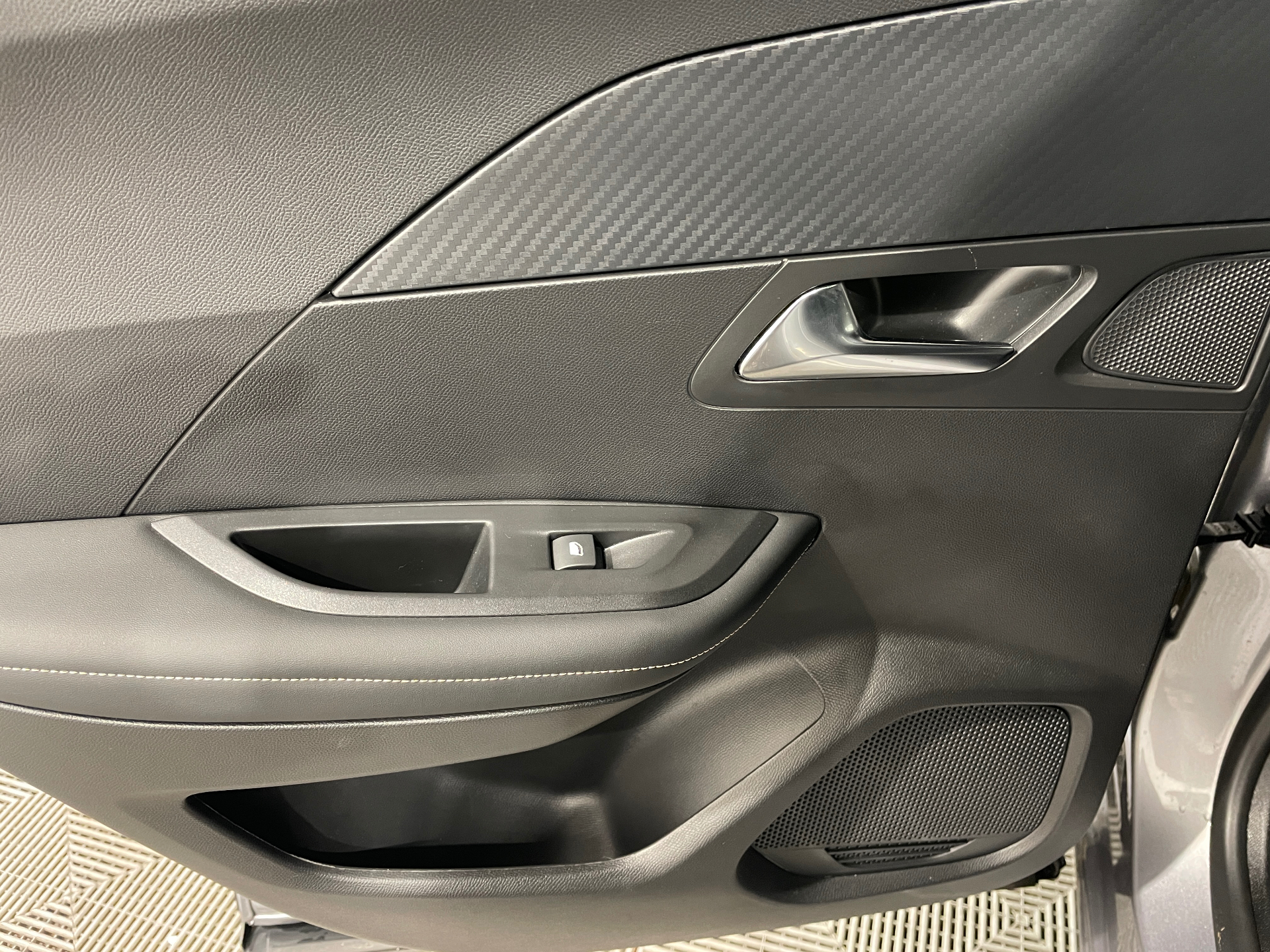 Photo 18 du véhicule PEUGEOT 2008