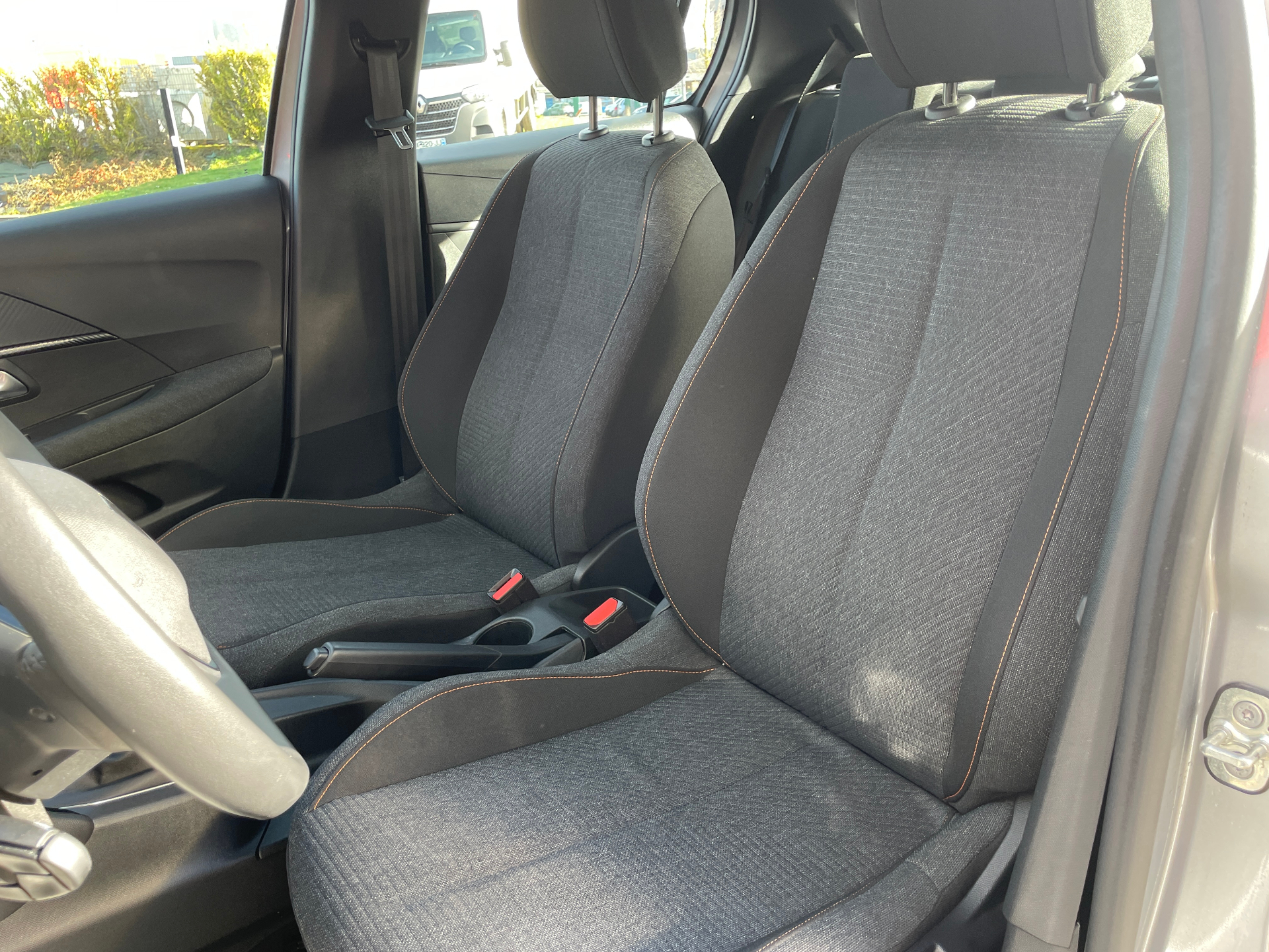 Photo 11 du véhicule PEUGEOT 208