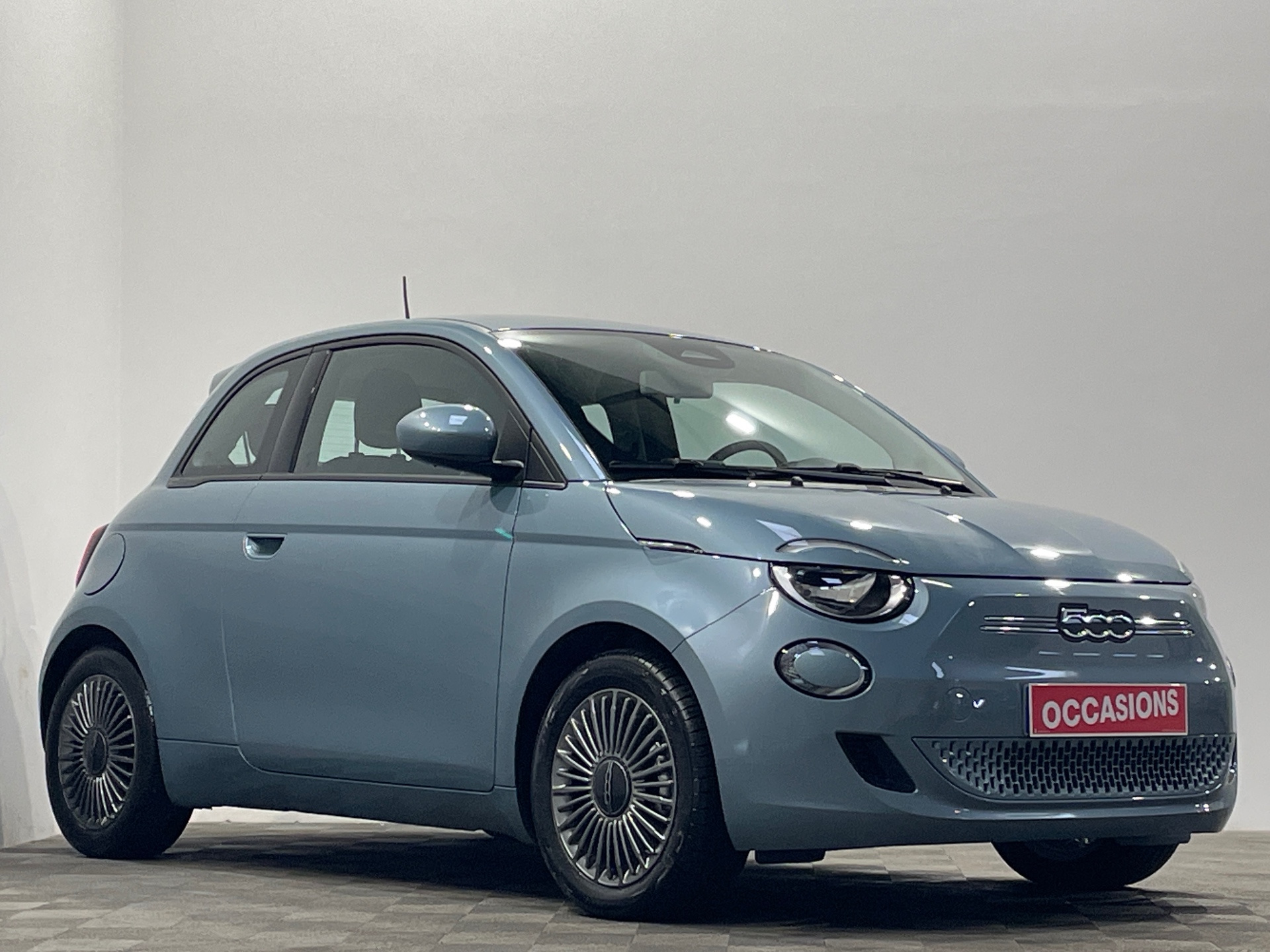 Photo 2 du véhicule FIAT 500e BERLINE