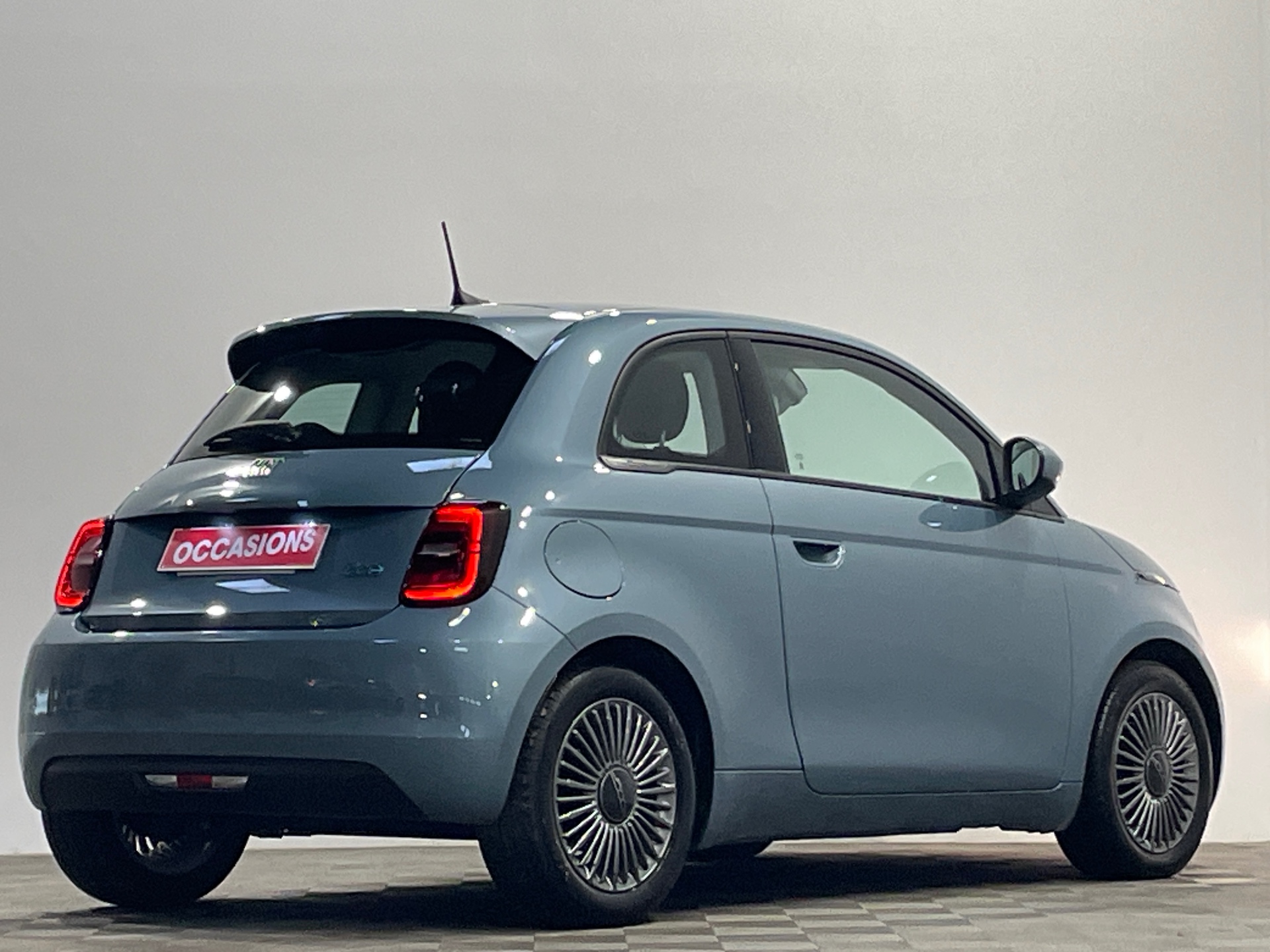 Photo 3 du véhicule FIAT 500e BERLINE