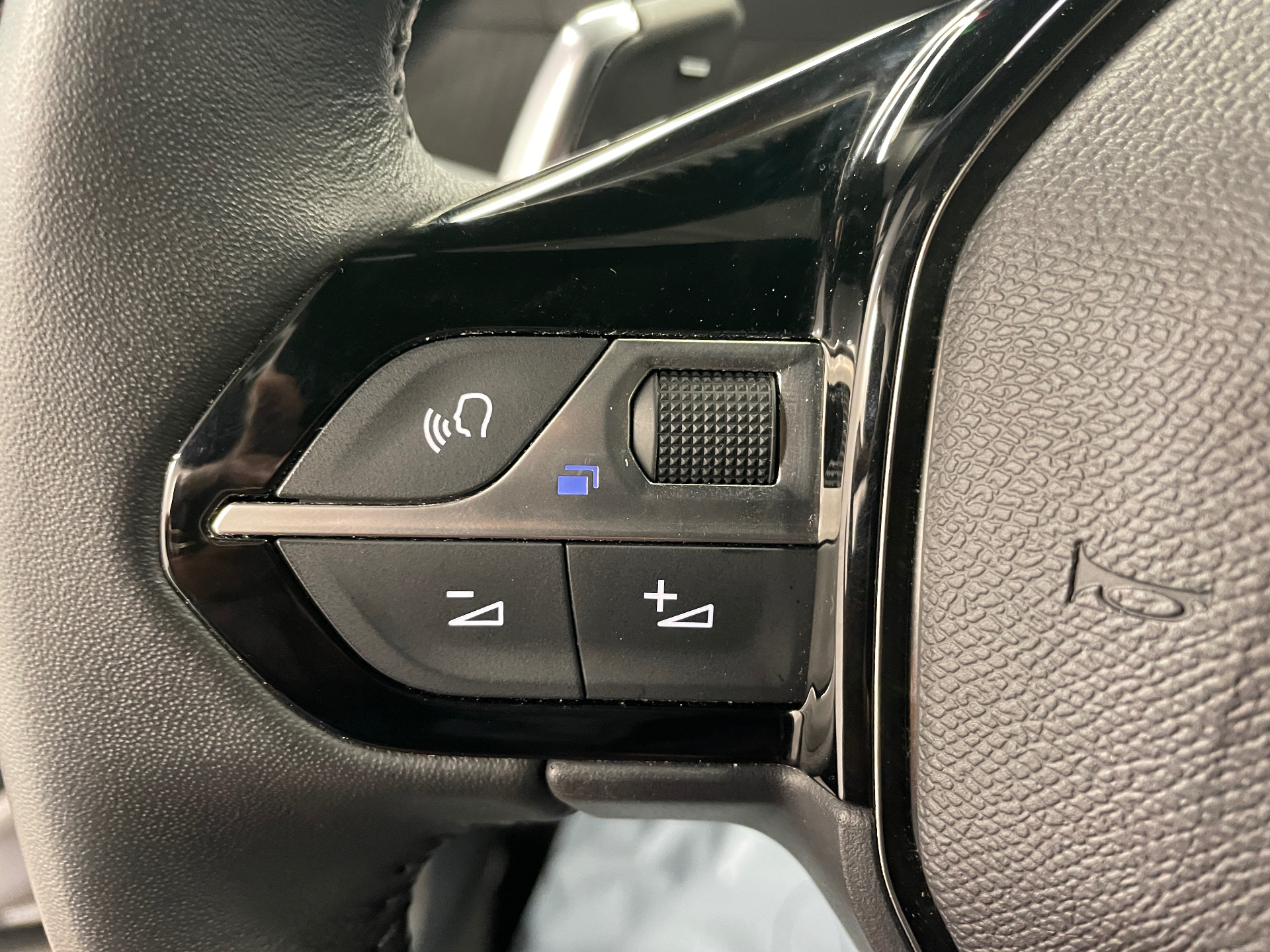 Photo 32 du véhicule PEUGEOT 2008