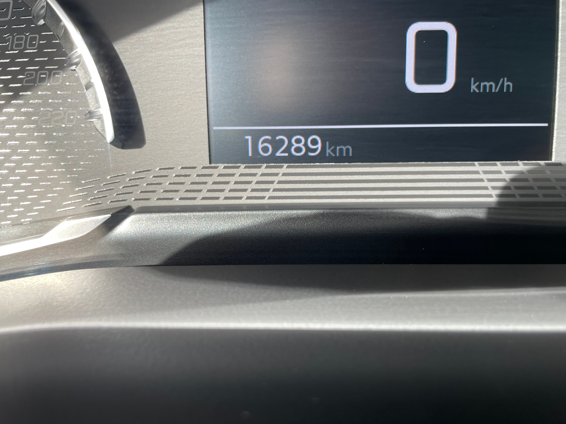 Photo 41 du véhicule PEUGEOT 208