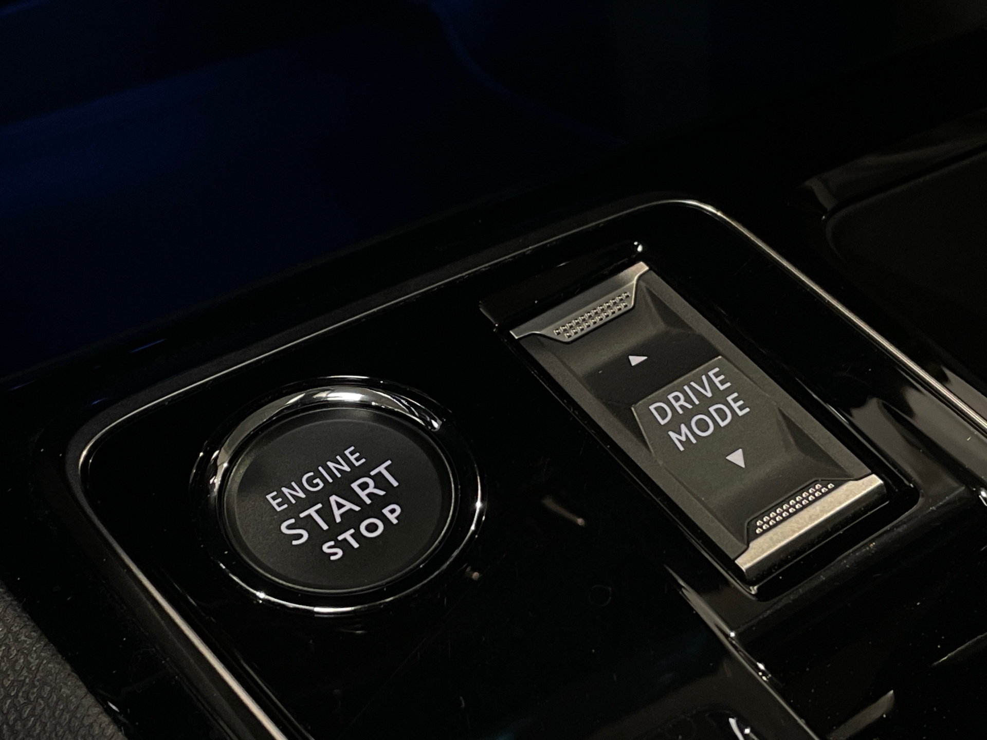 Photo 20 du véhicule PEUGEOT 3008