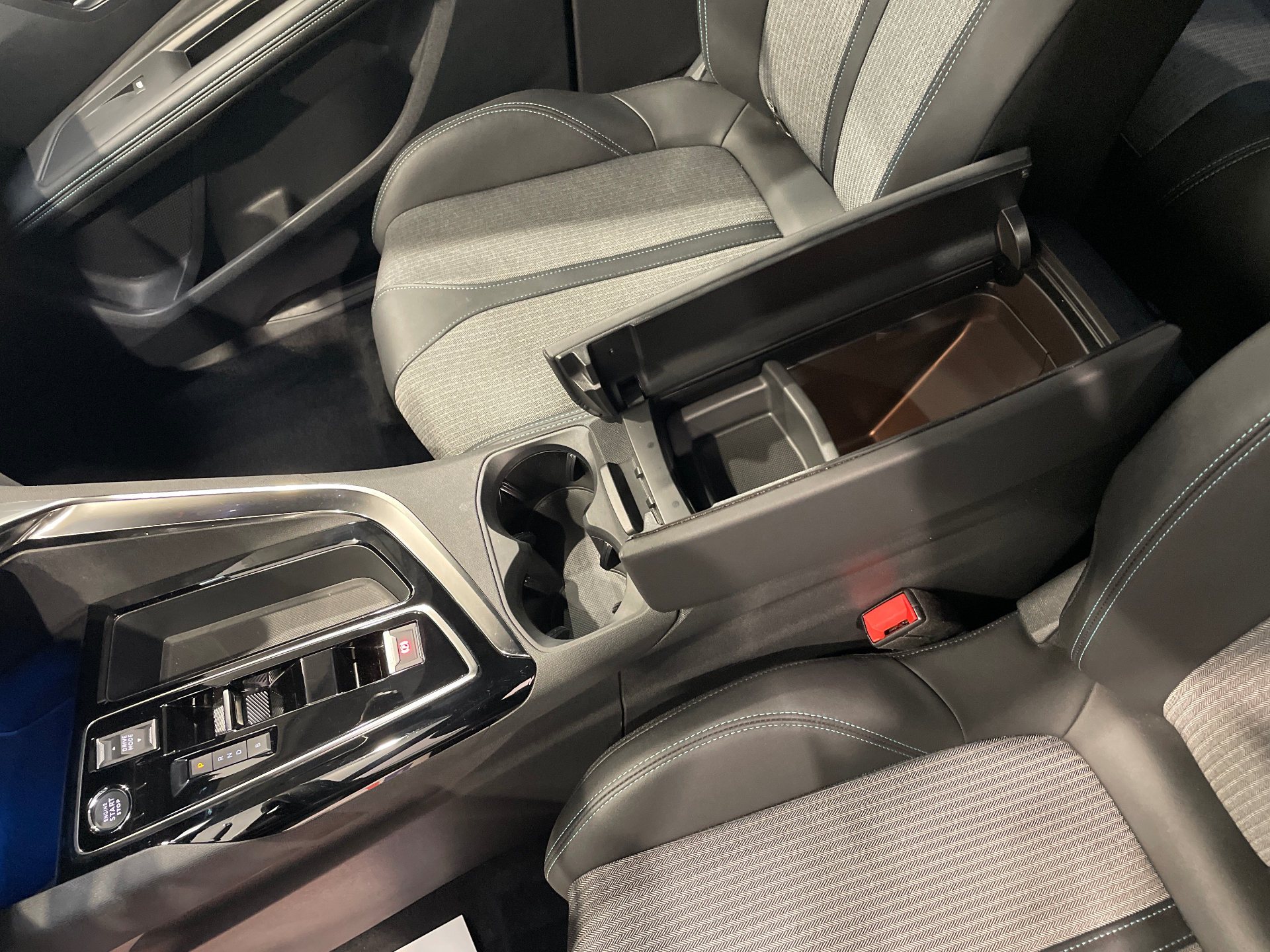 Photo 23 du véhicule PEUGEOT 3008