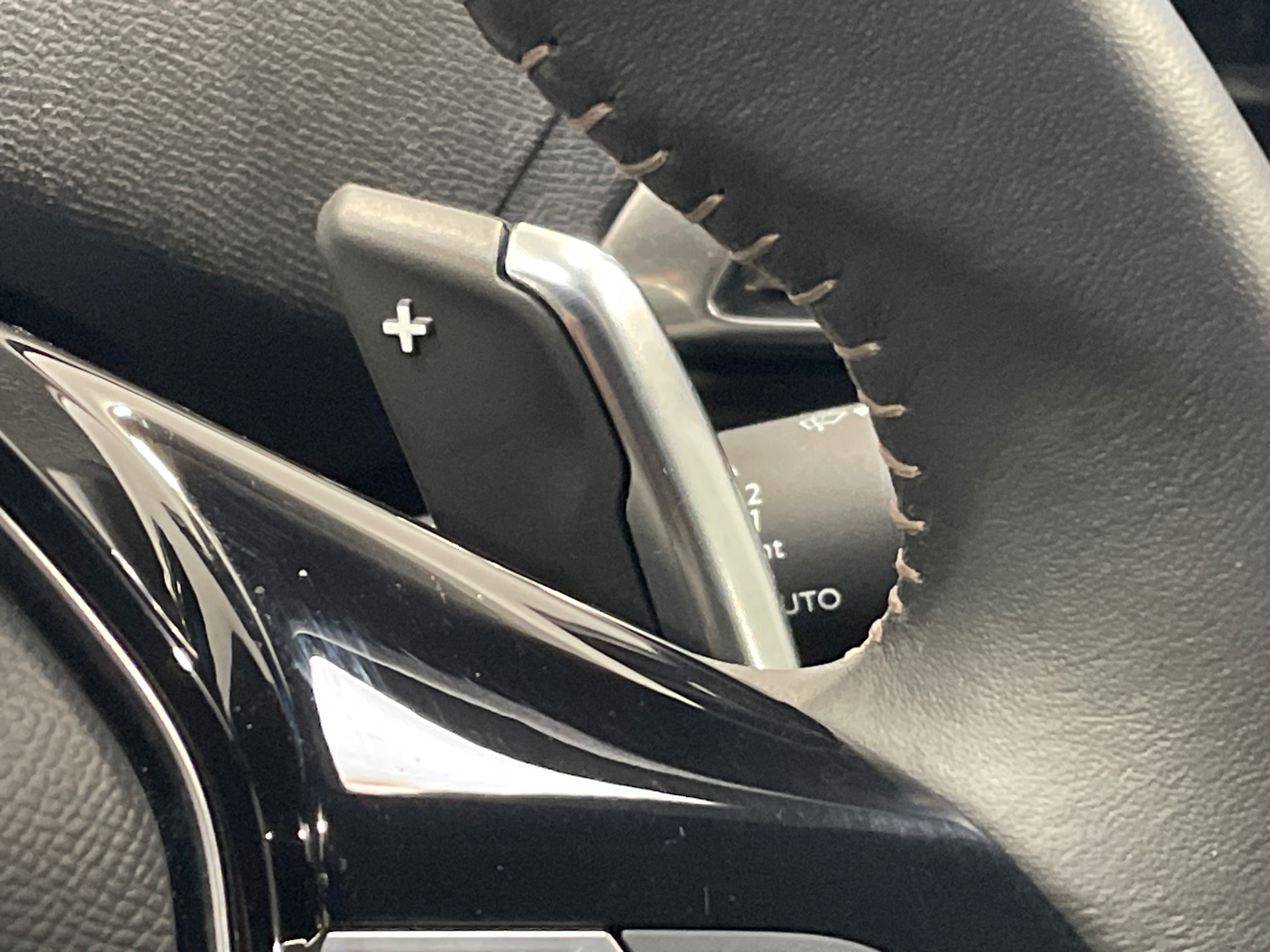 Photo 32 du véhicule PEUGEOT 3008