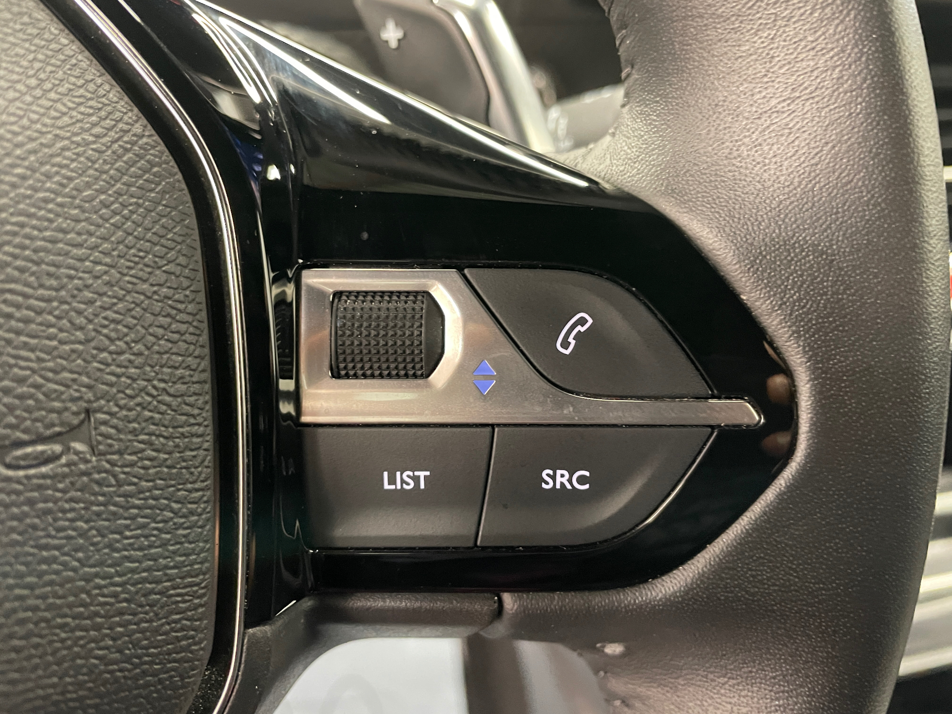 Photo 28 du véhicule PEUGEOT 2008