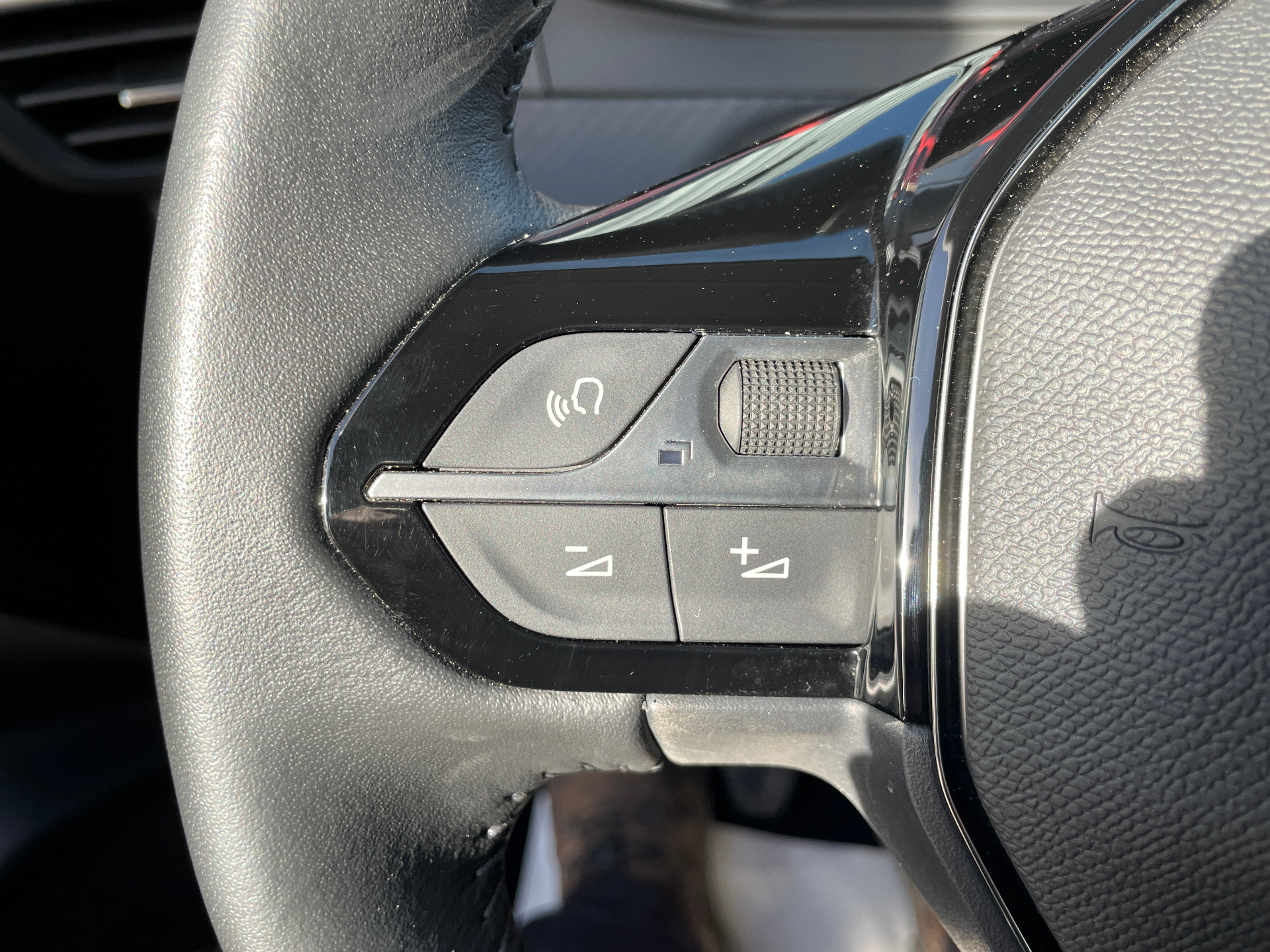 Photo 31 du véhicule PEUGEOT 208