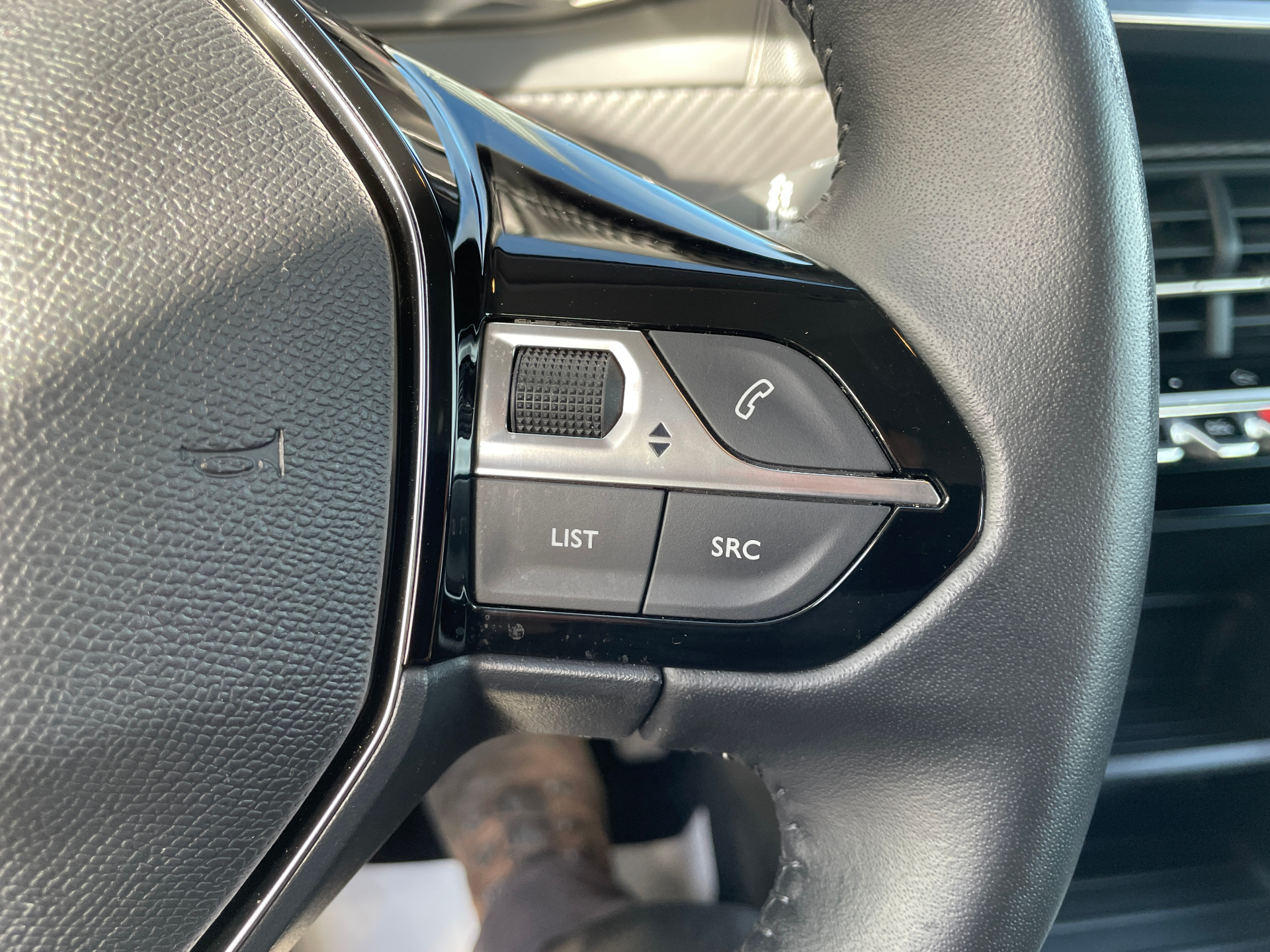 Photo 30 du véhicule PEUGEOT 208