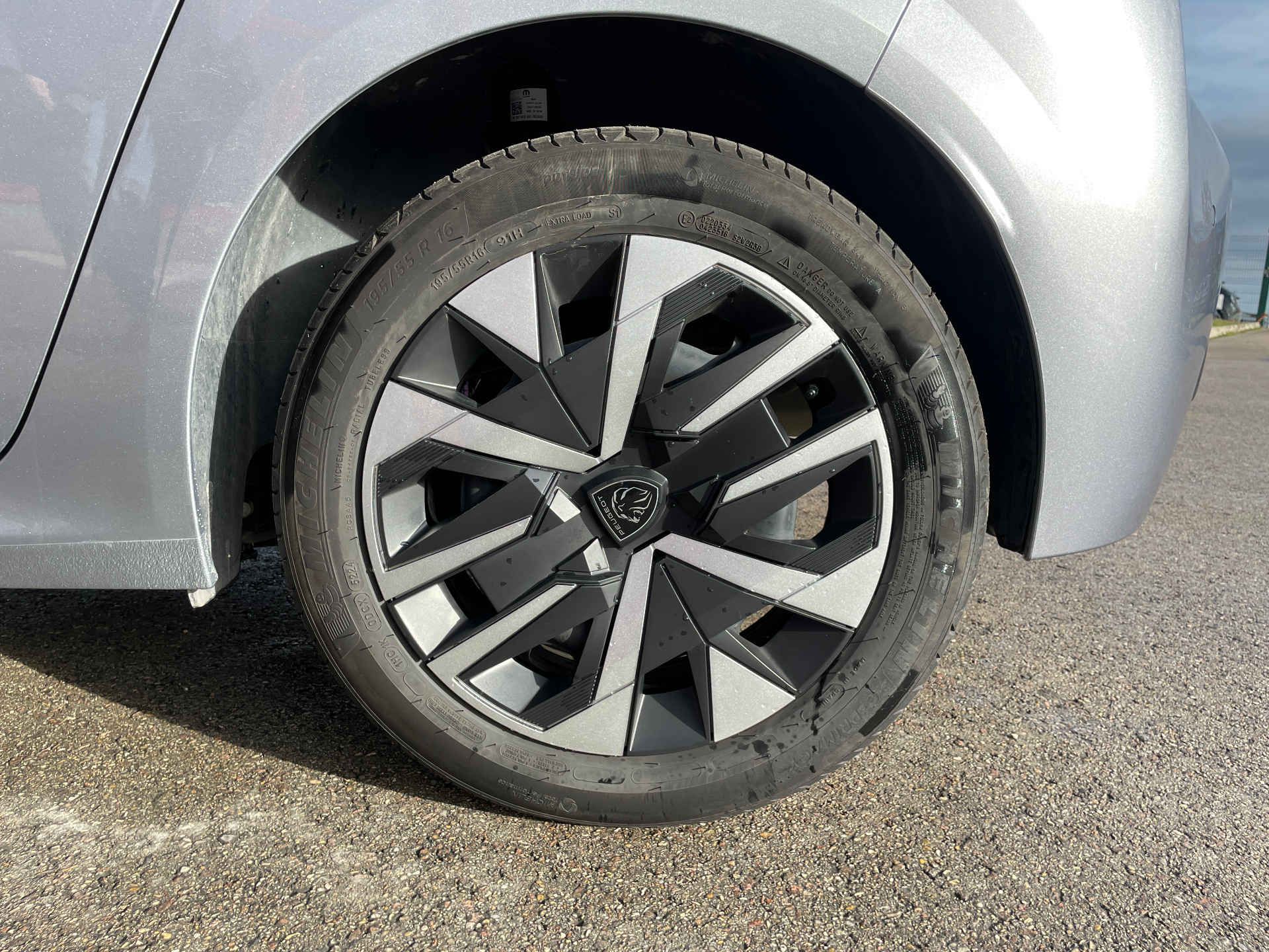 Photo 38 du véhicule PEUGEOT 208