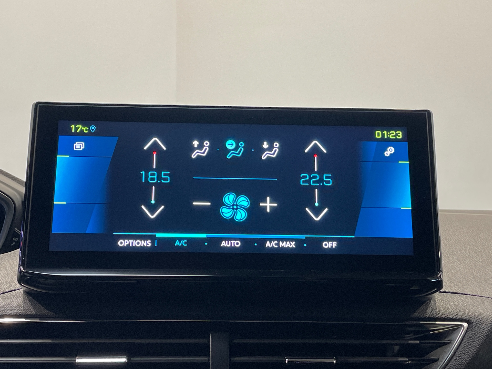 Photo 14 du véhicule PEUGEOT 3008