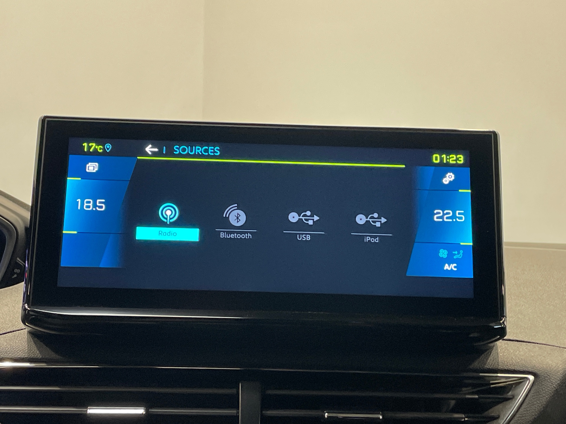 Photo 15 du véhicule PEUGEOT 3008