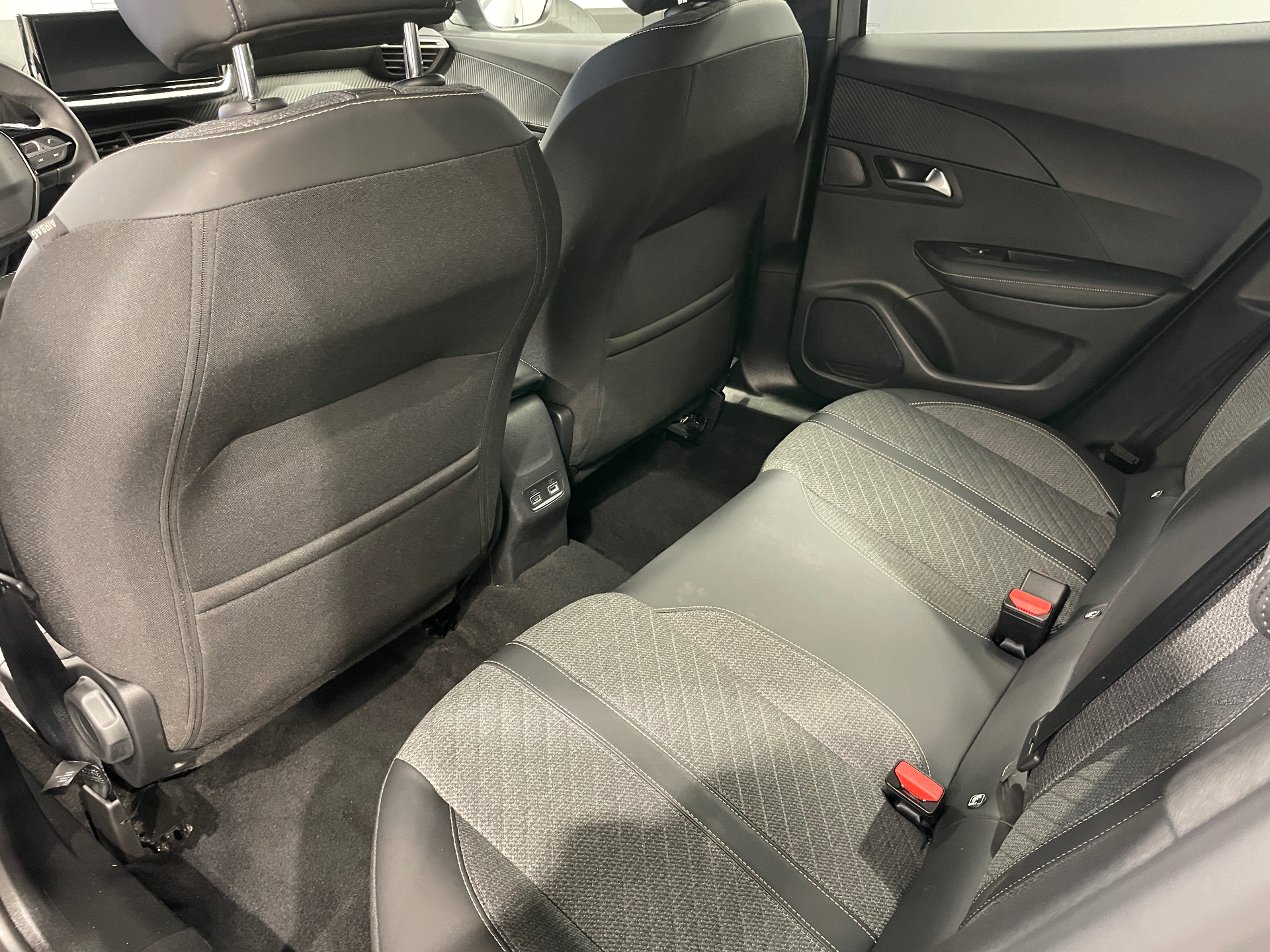 Photo 19 du véhicule PEUGEOT 2008