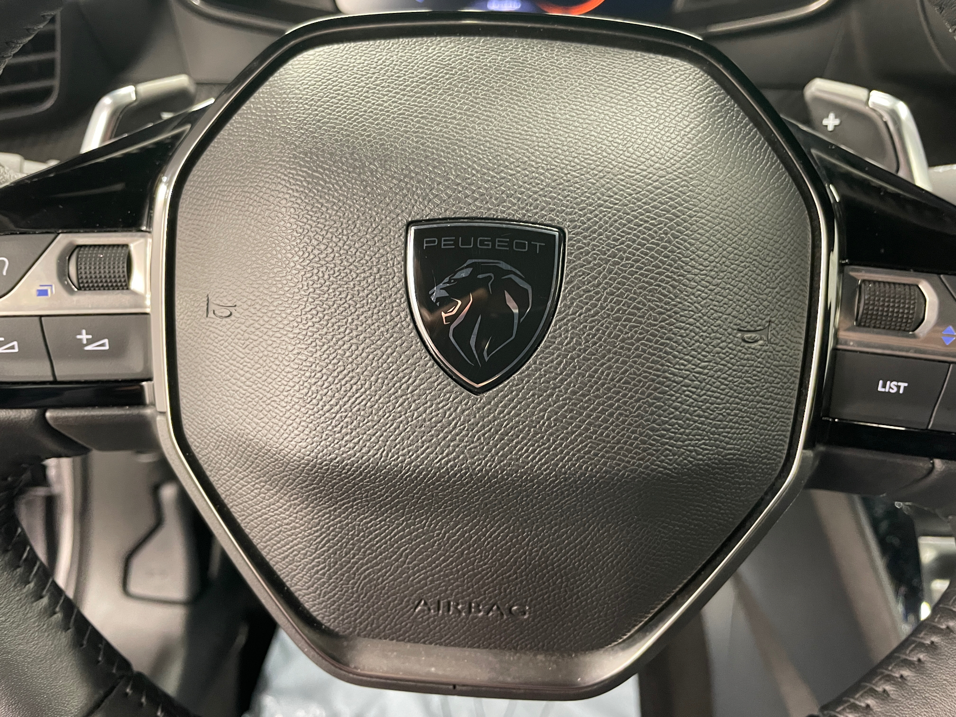 Photo 29 du véhicule PEUGEOT 2008