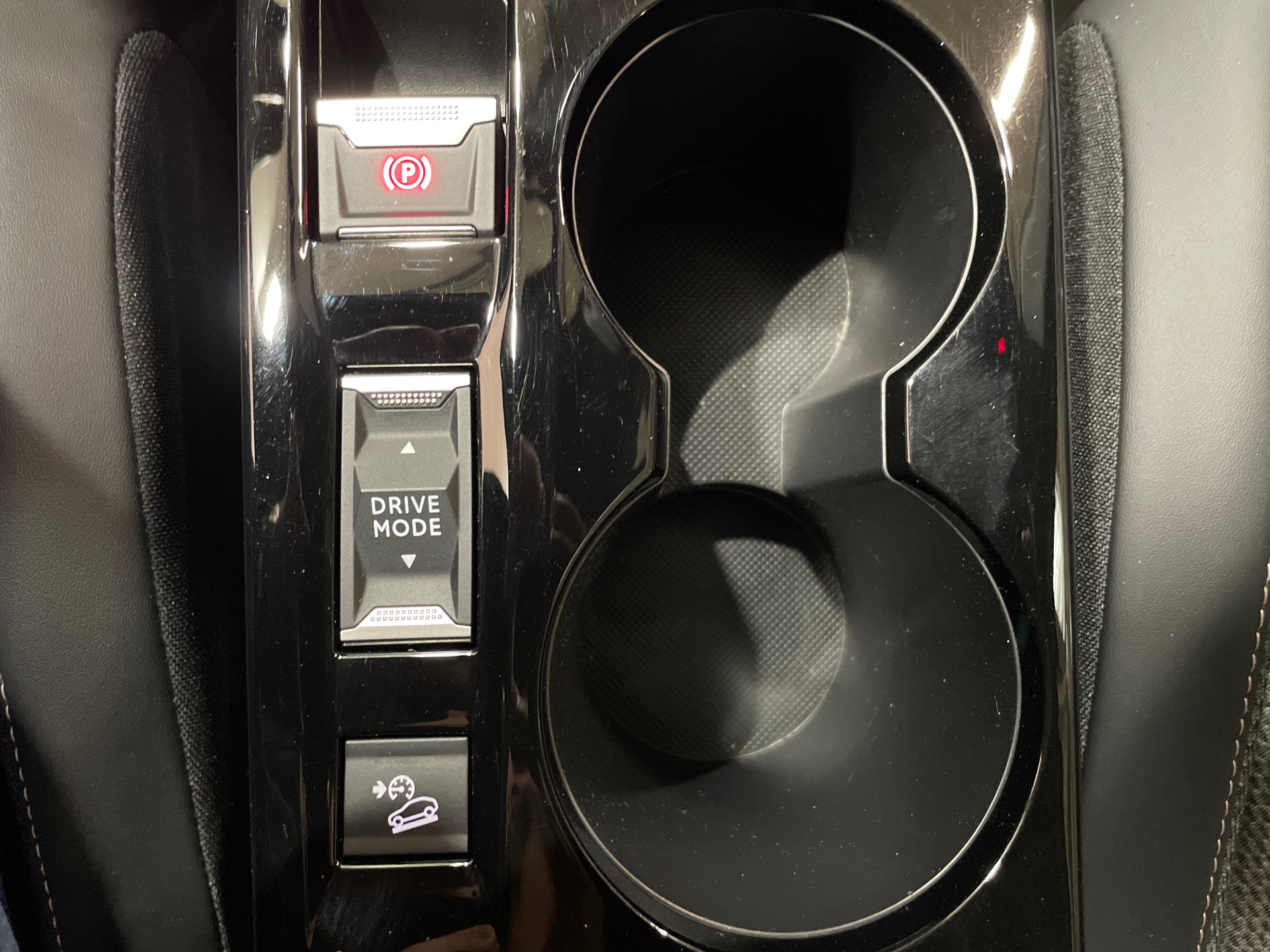 Photo 19 du véhicule PEUGEOT 2008