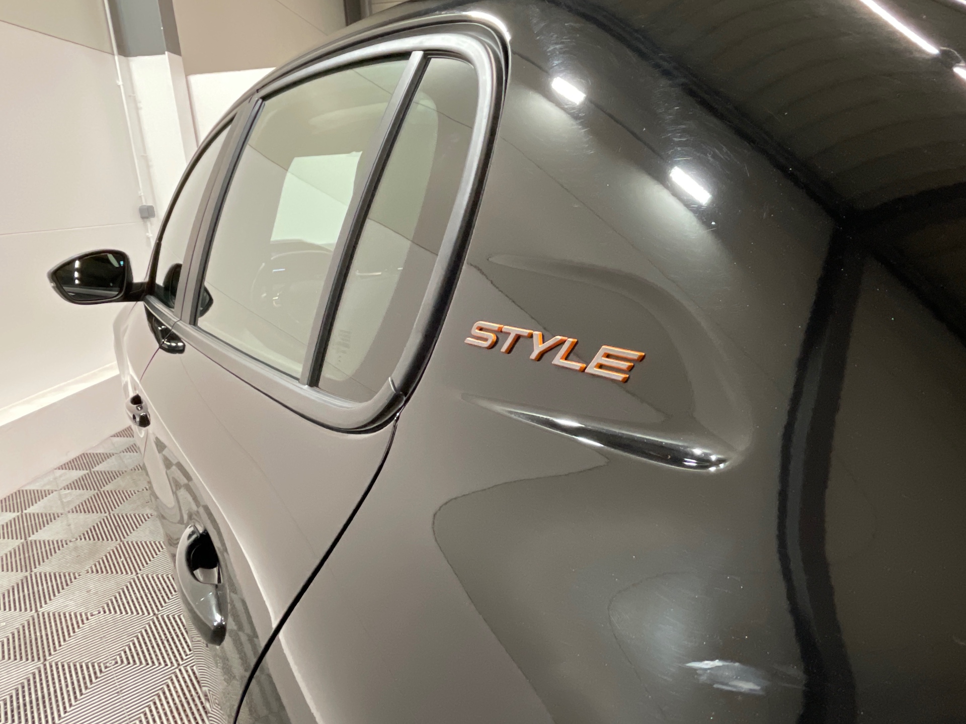 Photo 23 du véhicule PEUGEOT 208