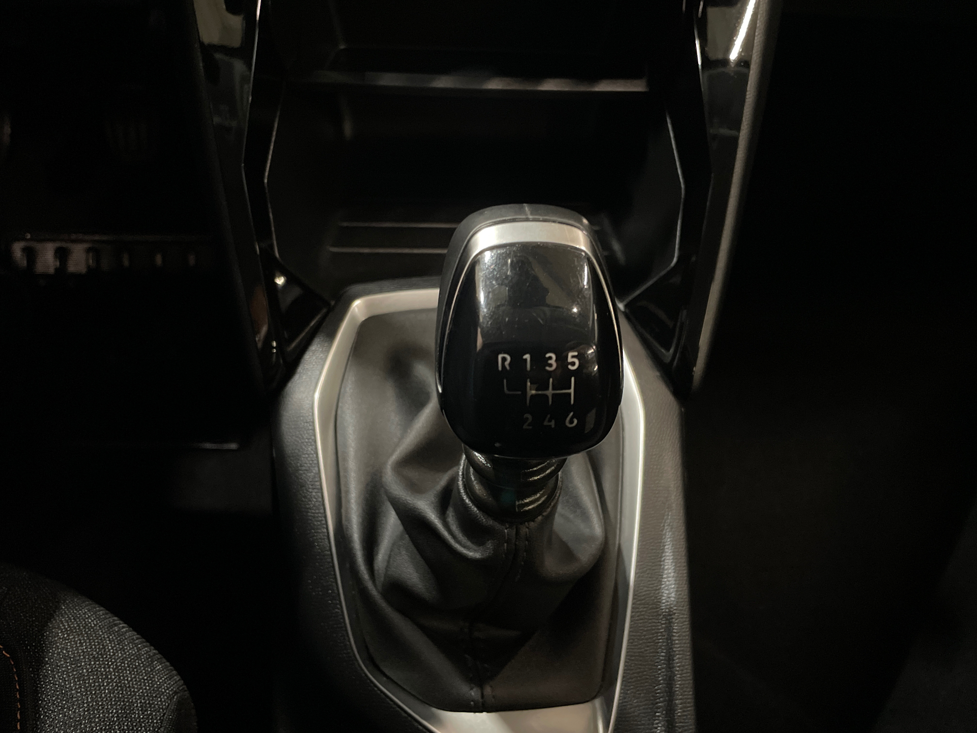 Photo 17 du véhicule PEUGEOT 208