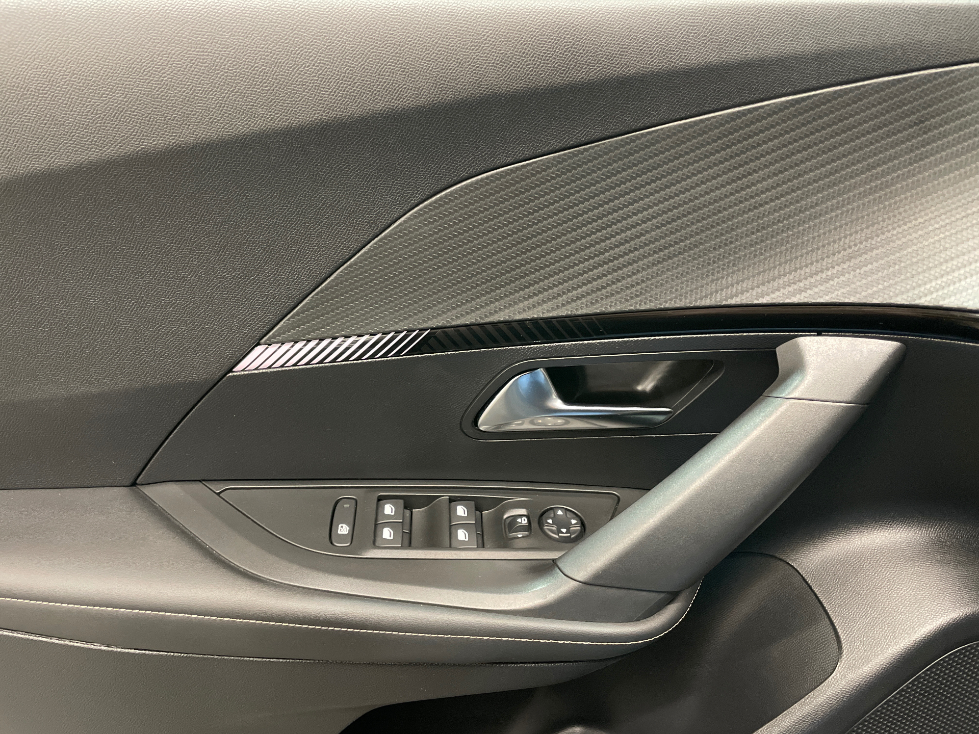 Photo 21 du véhicule PEUGEOT 2008