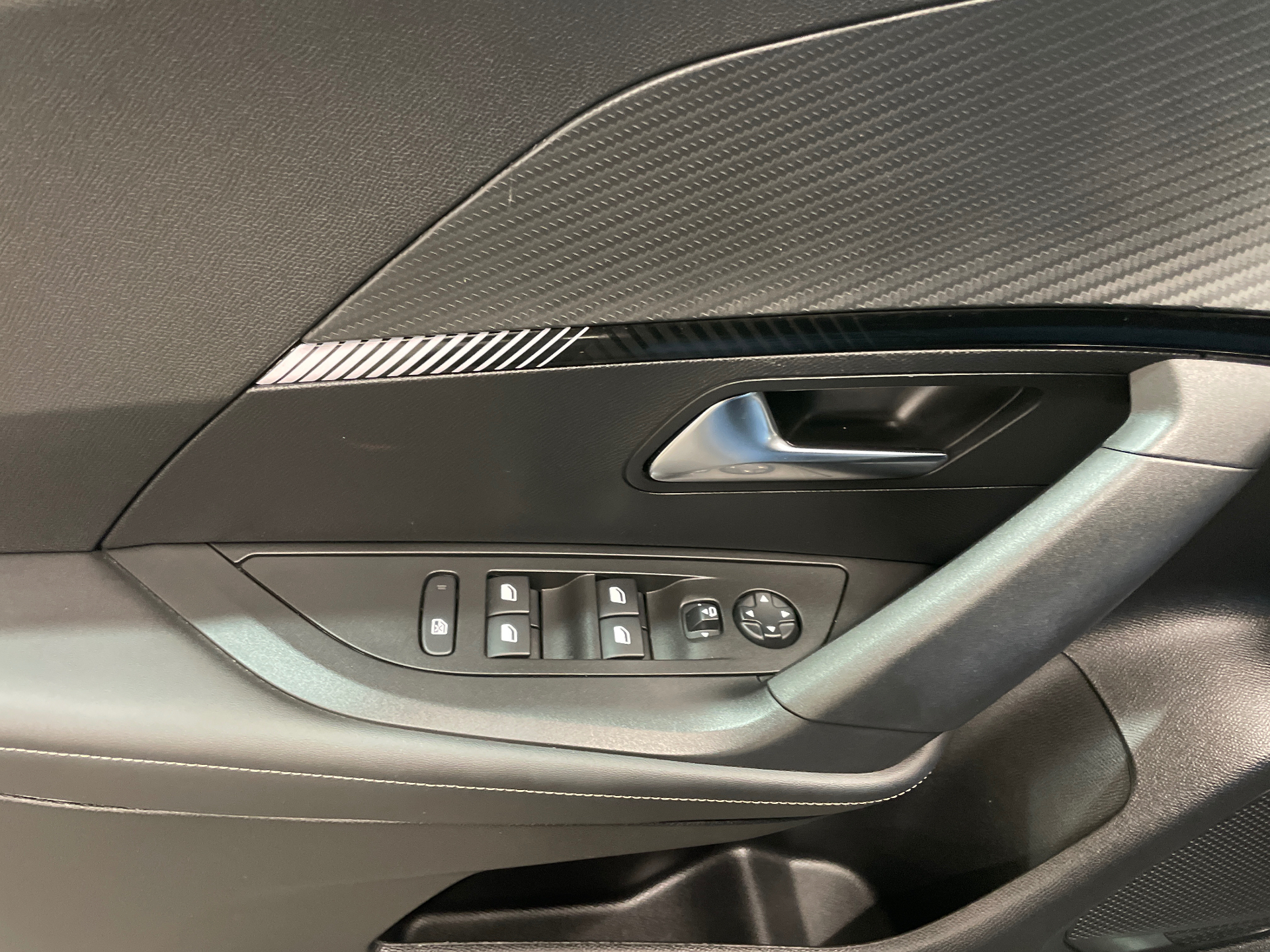 Photo 23 du véhicule PEUGEOT 2008