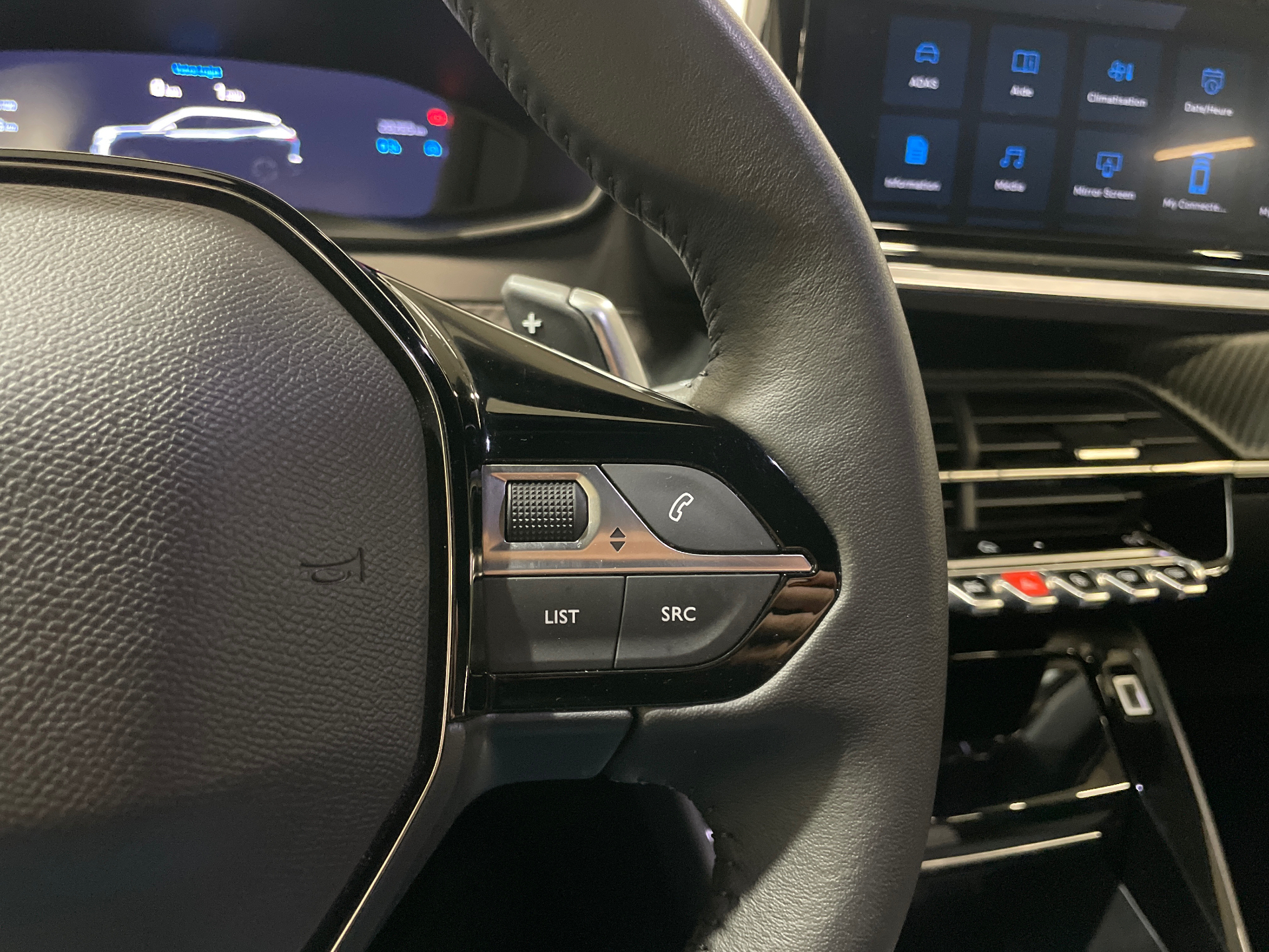 Photo 21 du véhicule PEUGEOT 2008