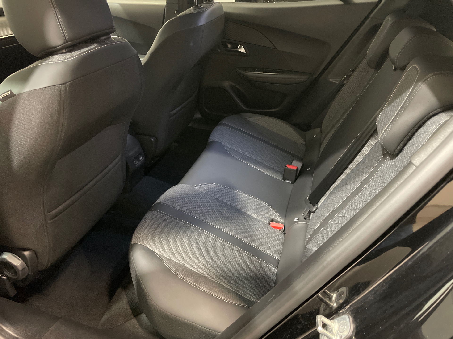 Photo 24 du véhicule PEUGEOT 2008