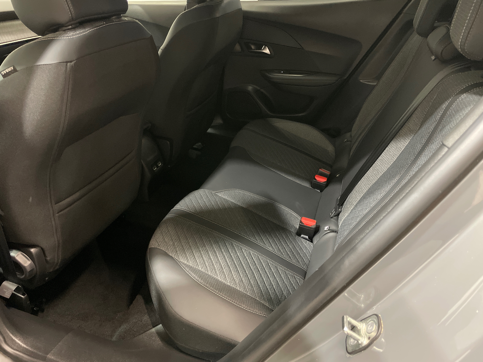 Photo 24 du véhicule PEUGEOT 2008