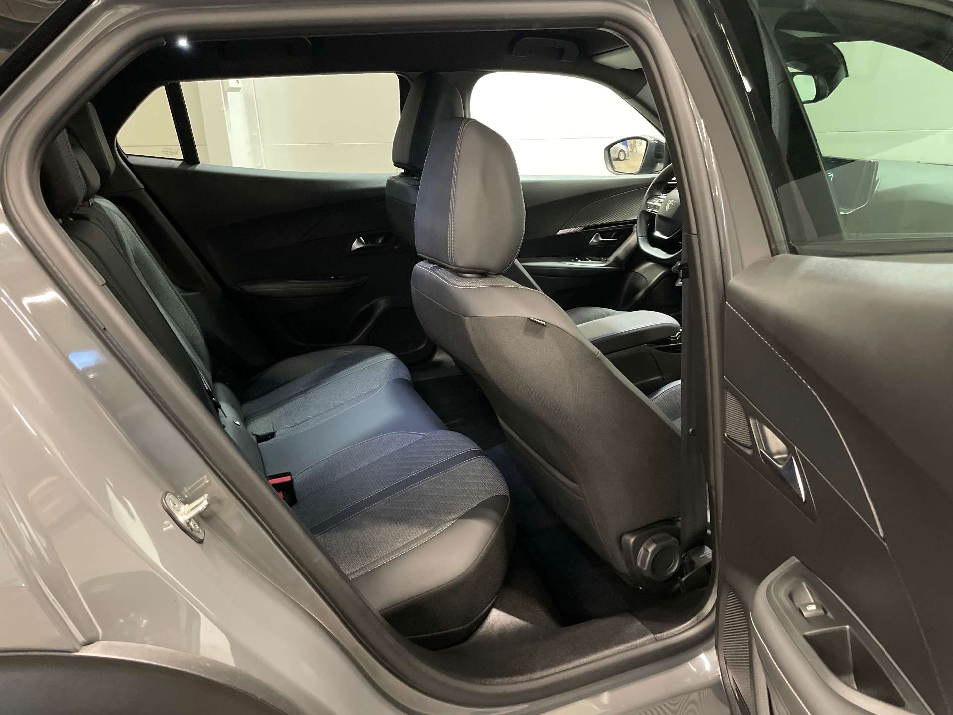 Photo 8 du véhicule PEUGEOT 2008