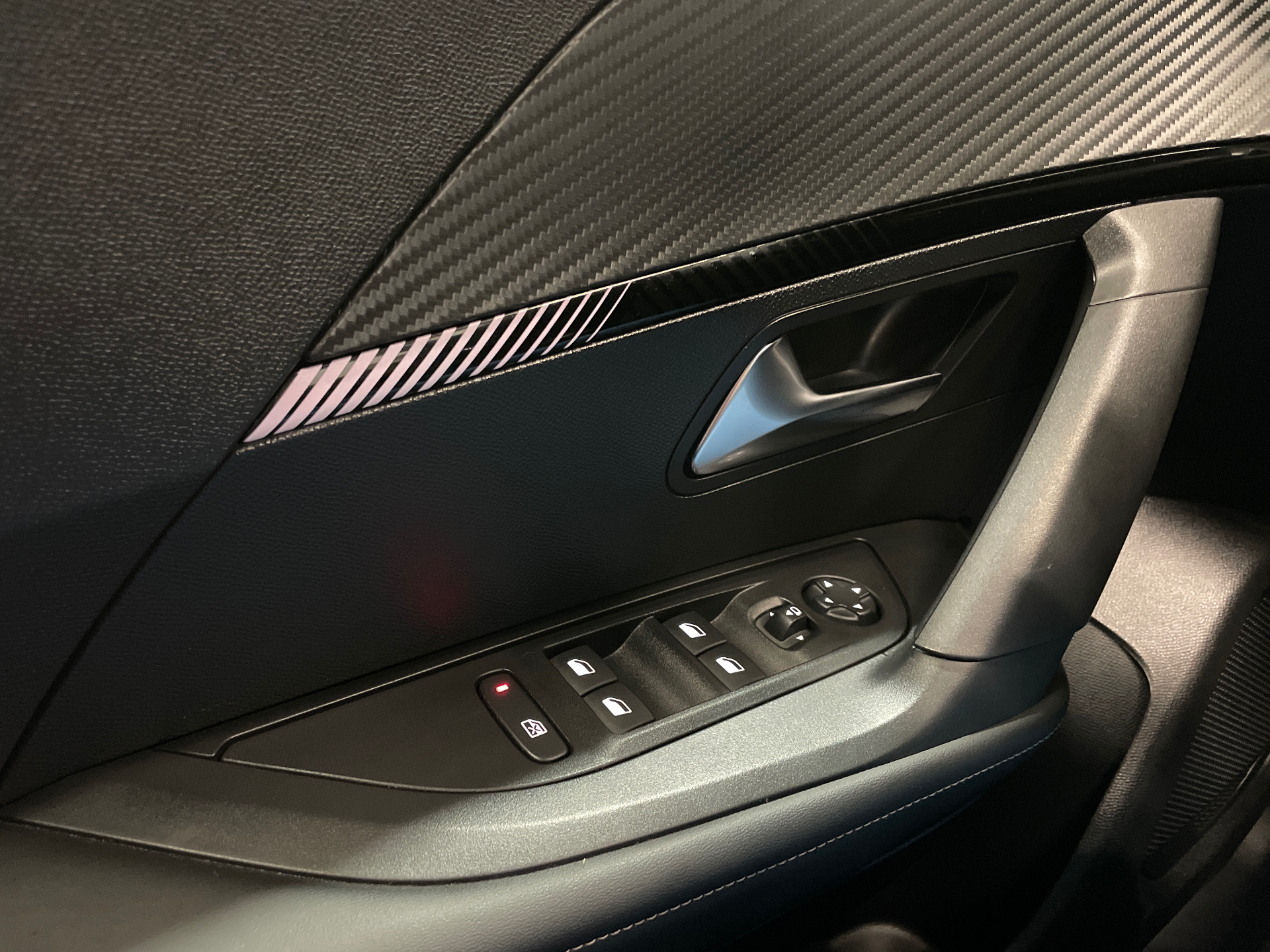 Photo 23 du véhicule PEUGEOT 2008