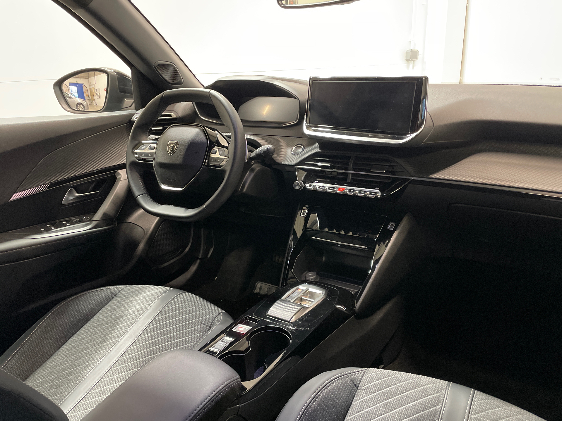 Photo 9 du véhicule PEUGEOT 2008