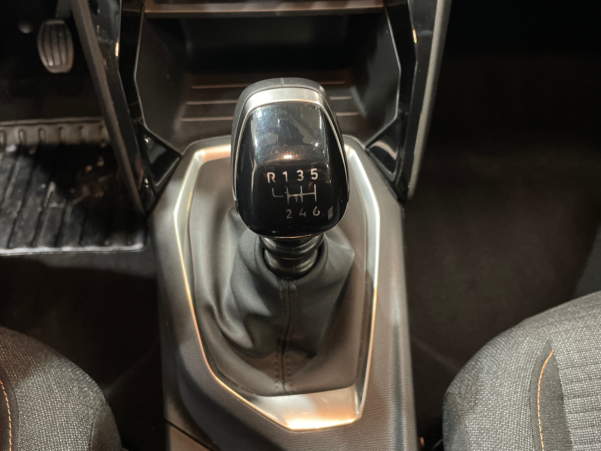 Photo 16 du véhicule PEUGEOT 208