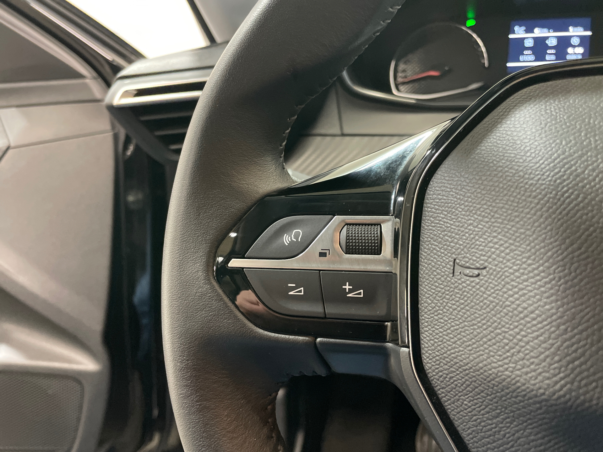 Photo 19 du véhicule PEUGEOT 208