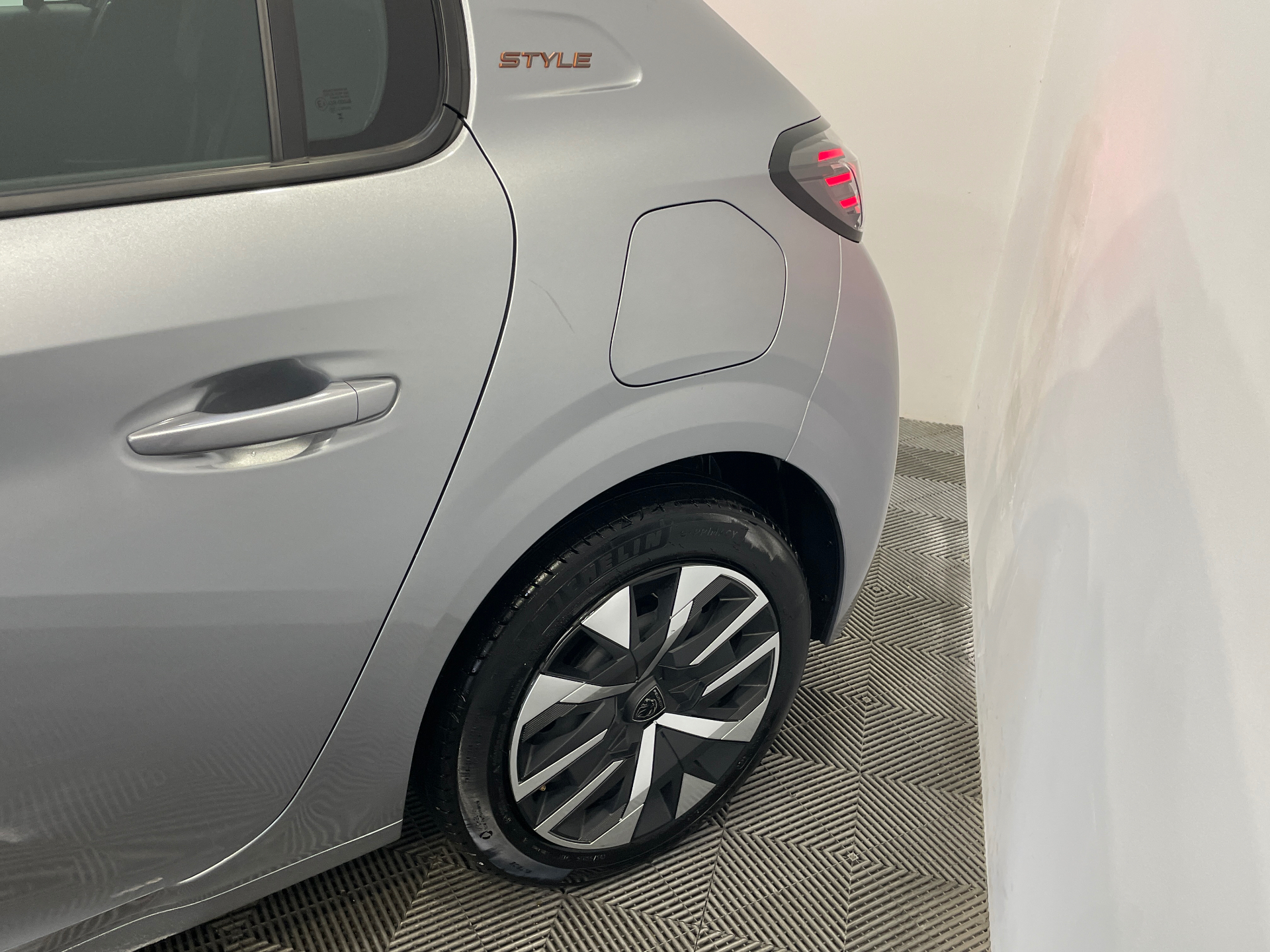 Photo 62 du véhicule PEUGEOT 208