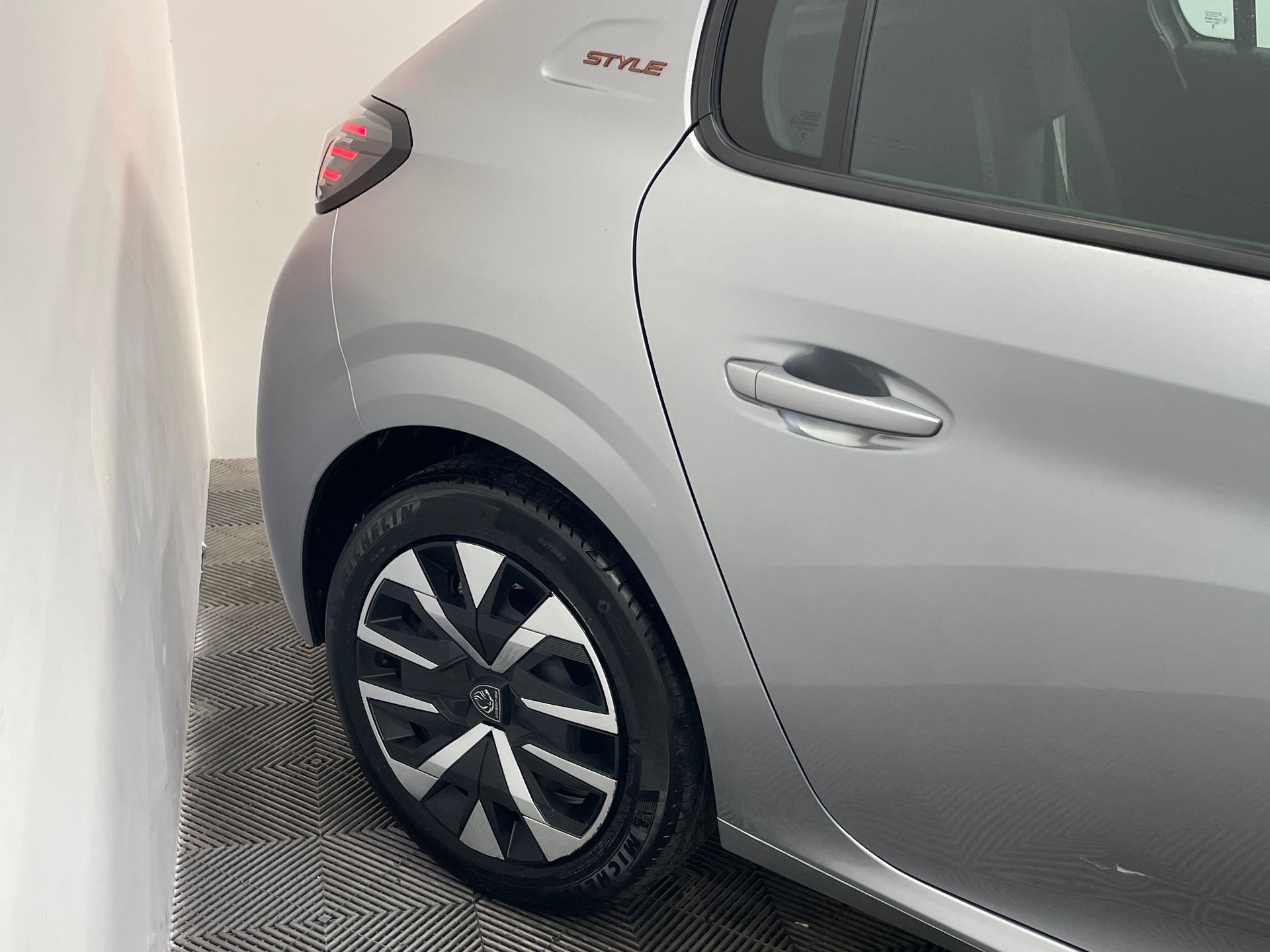 Photo 61 du véhicule PEUGEOT 208