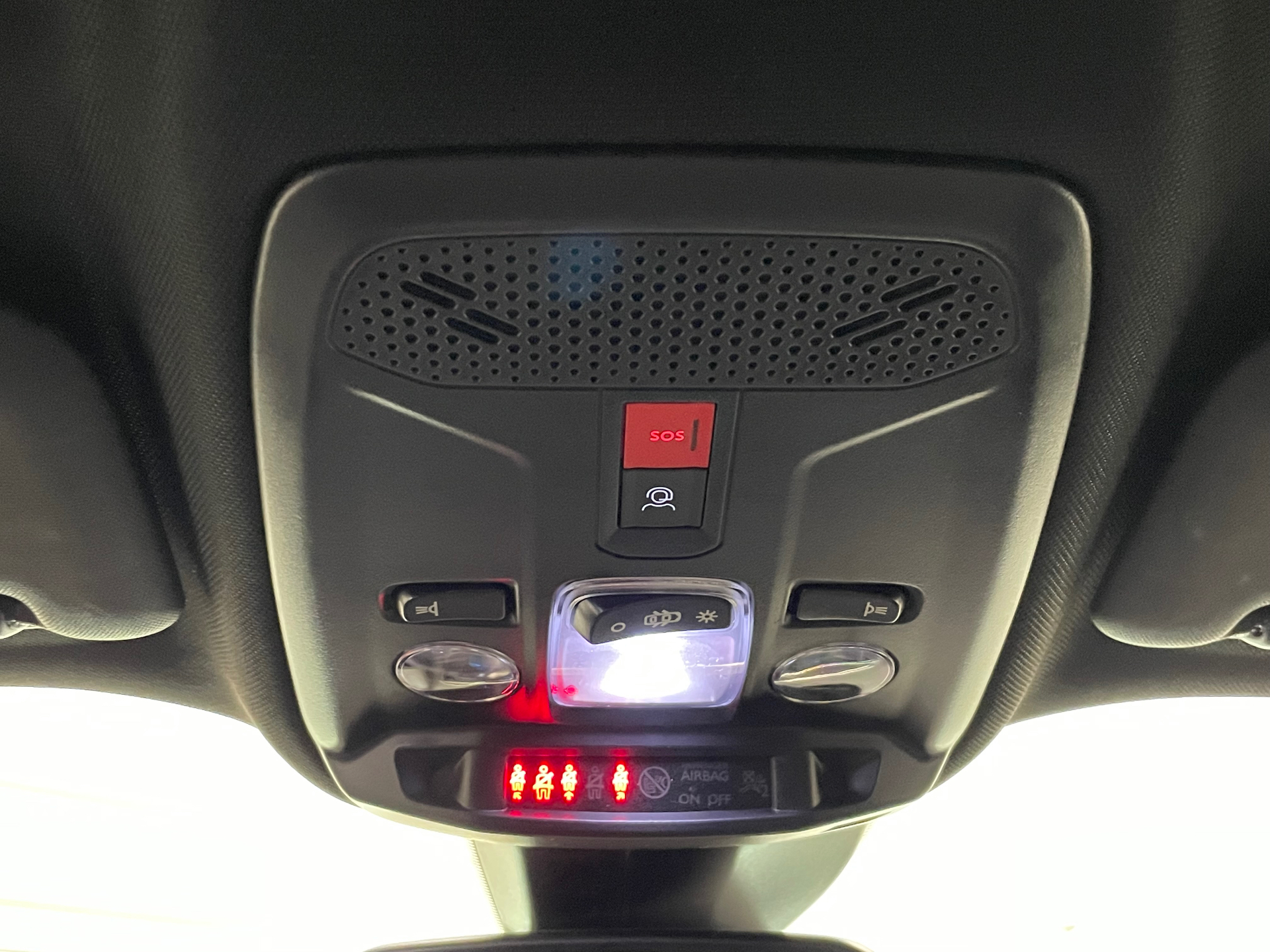 Photo 27 du véhicule PEUGEOT 2008