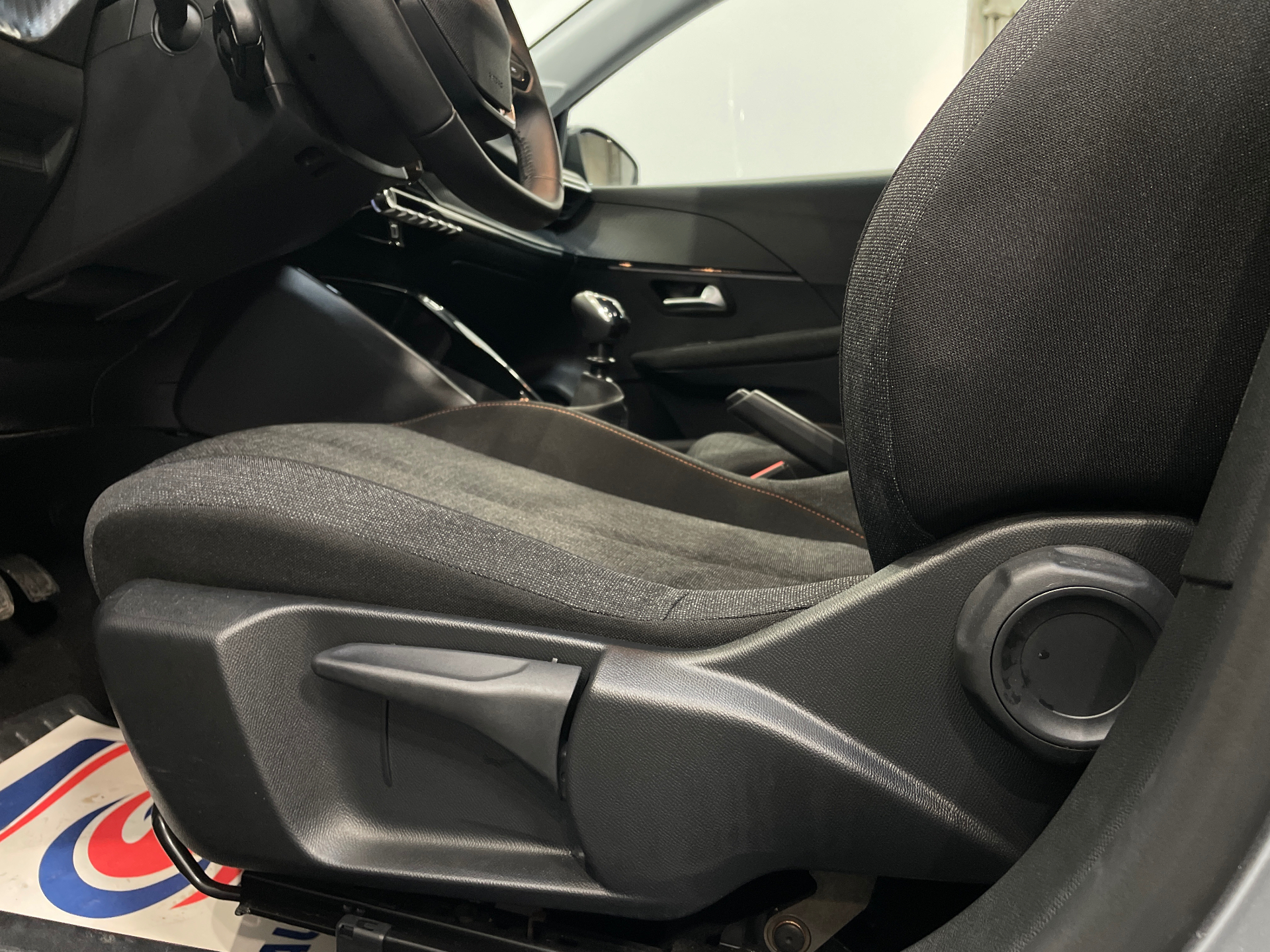 Photo 34 du véhicule PEUGEOT 208