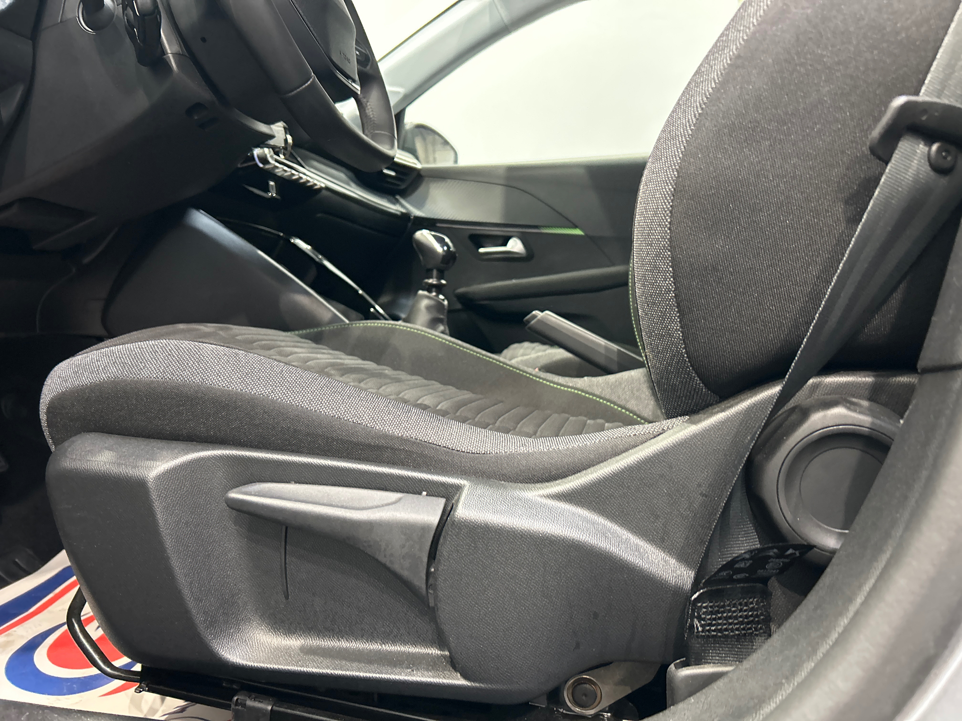 Photo 32 du véhicule PEUGEOT 208
