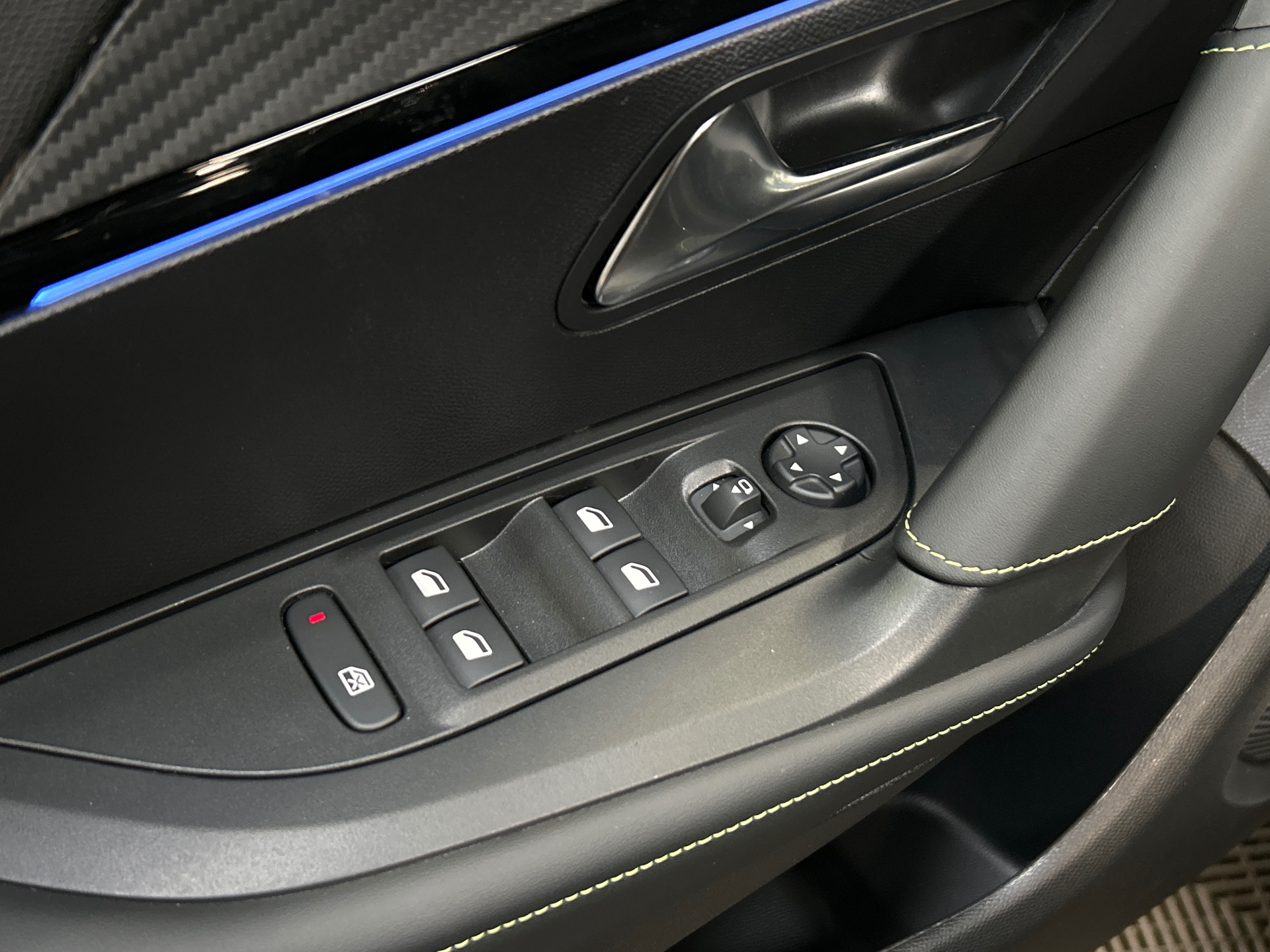 Photo 32 du véhicule PEUGEOT 2008 ELECTRIQUE