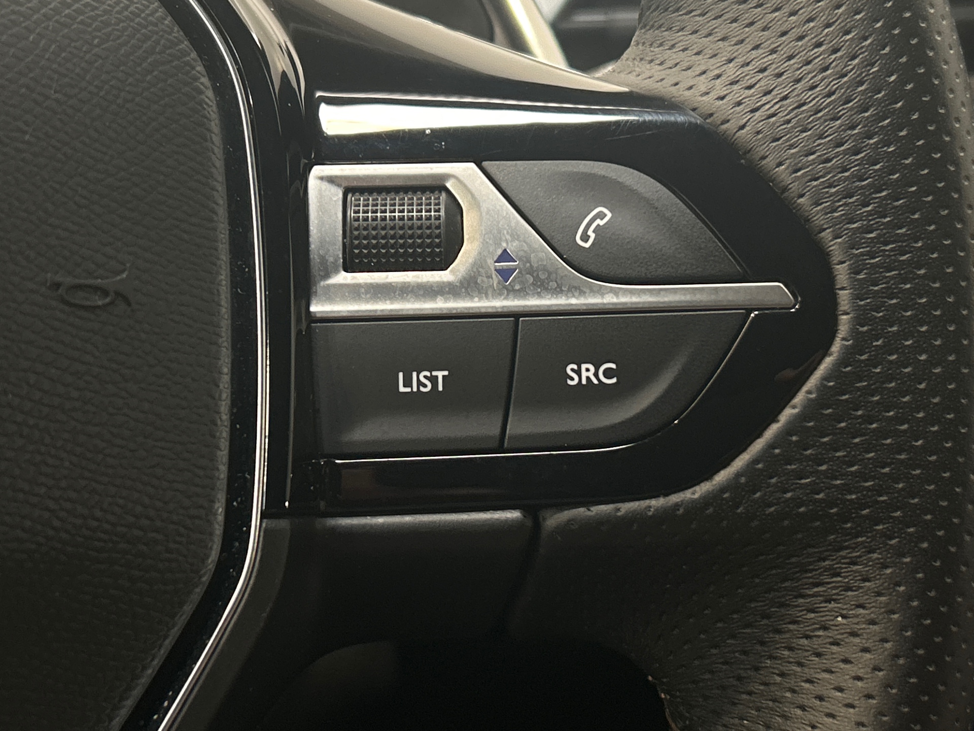 Photo 20 du véhicule PEUGEOT 3008
