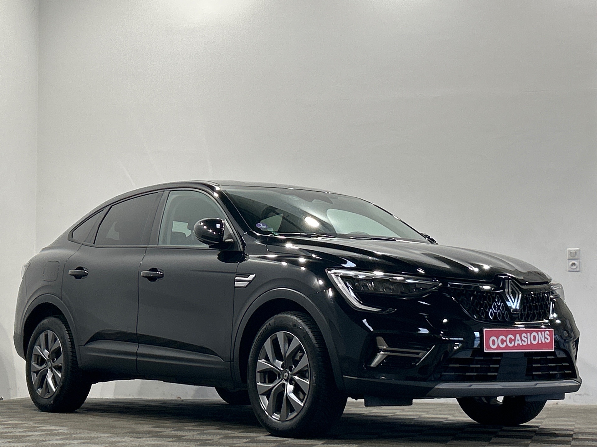 Photo 2 du véhicule RENAULT ARKANA