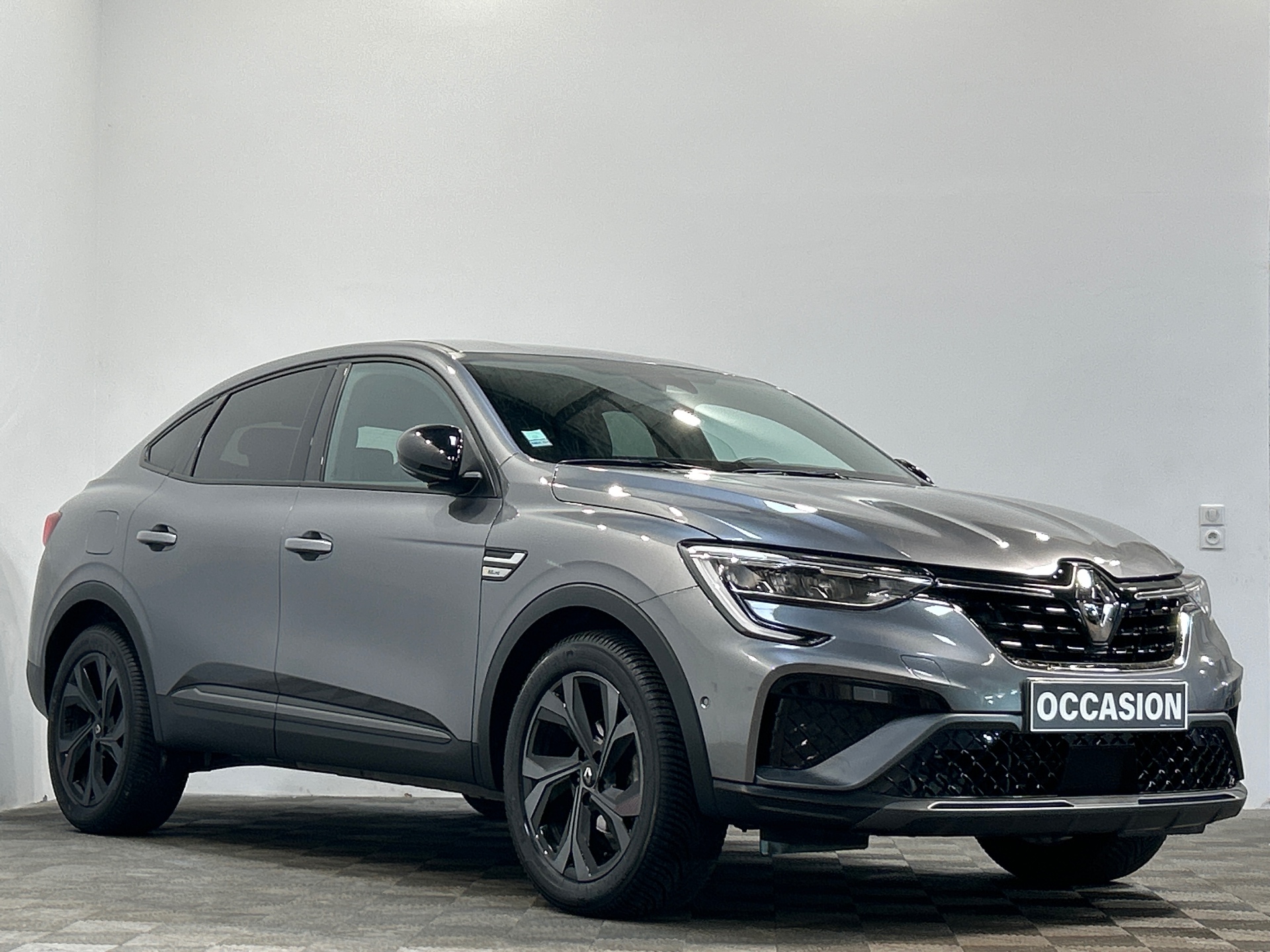Photo 2 du véhicule RENAULT ARKANA