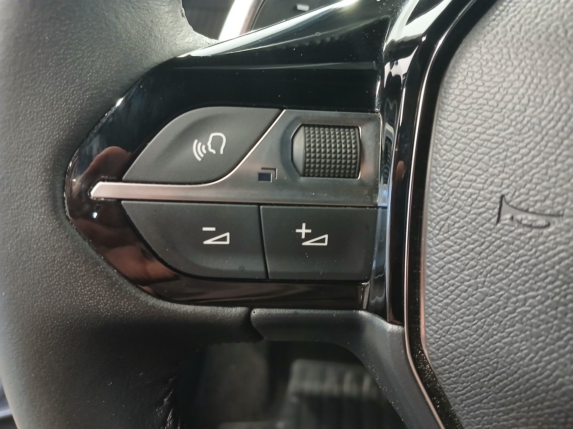 Photo 10 du véhicule PEUGEOT 2008