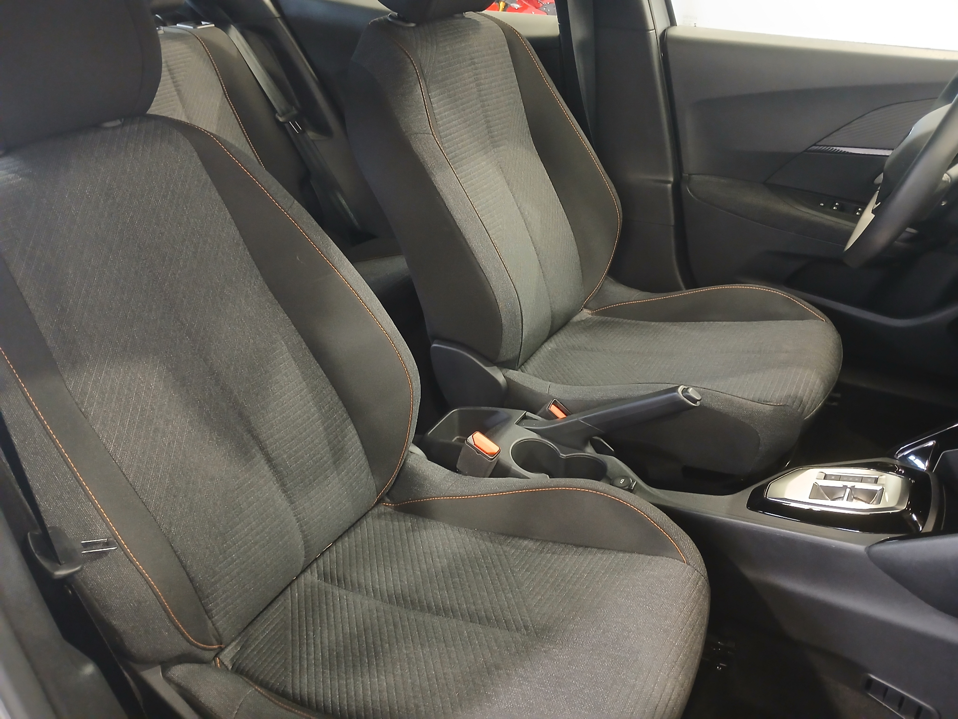 Photo 6 du véhicule PEUGEOT 2008